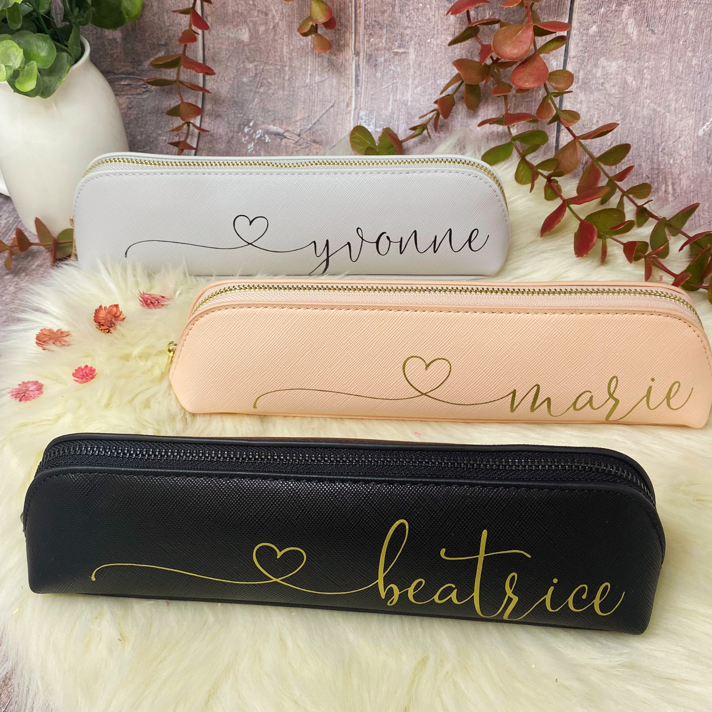 Personalisiertes Etui aus Rosanem Kunstleder mit Wunschtext in Herz-Schrift