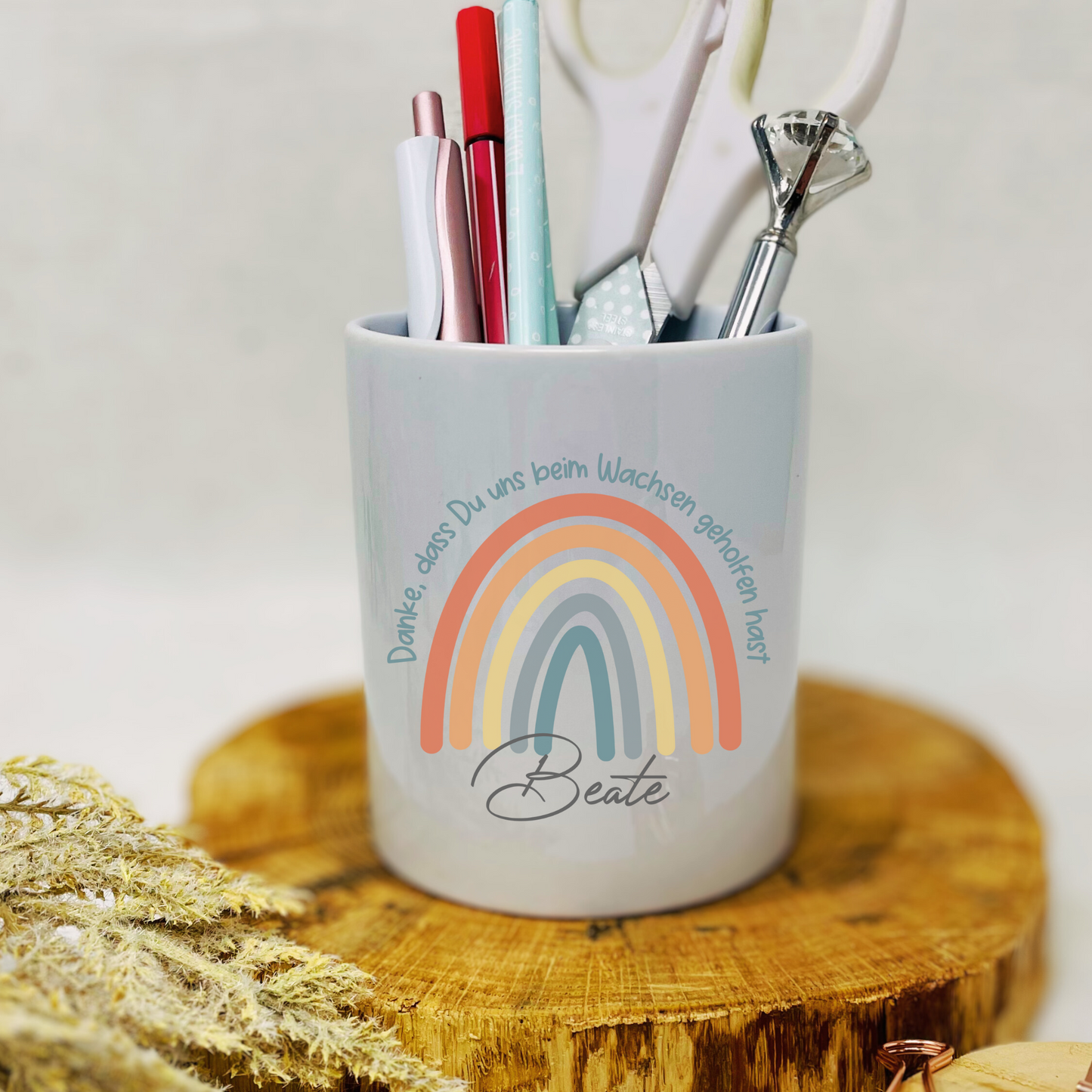 Personalisierter Stiftebecher mit Regenbogenmotiv - Das ideale Geschenk für Lehrer;innen