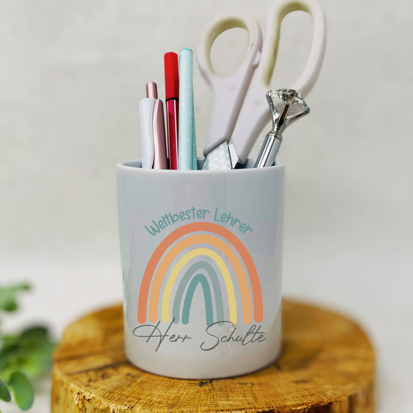 Personalisierter Stiftebecher mit Regenbogenmotiv - Das ideale Geschenk für Lehrer;innen