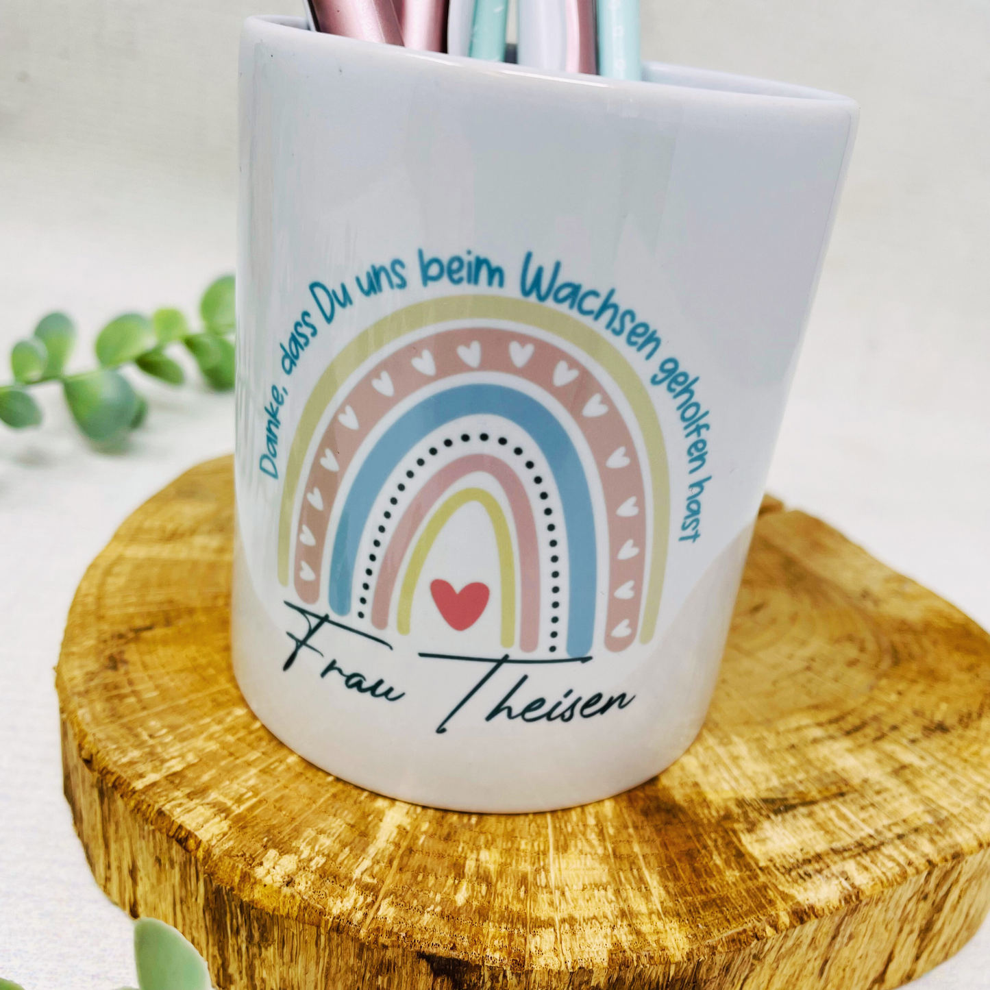 Personalisierter Stiftebecher mit Regenbogenmotiv - Das ideale Geschenk für Lehrer;innen