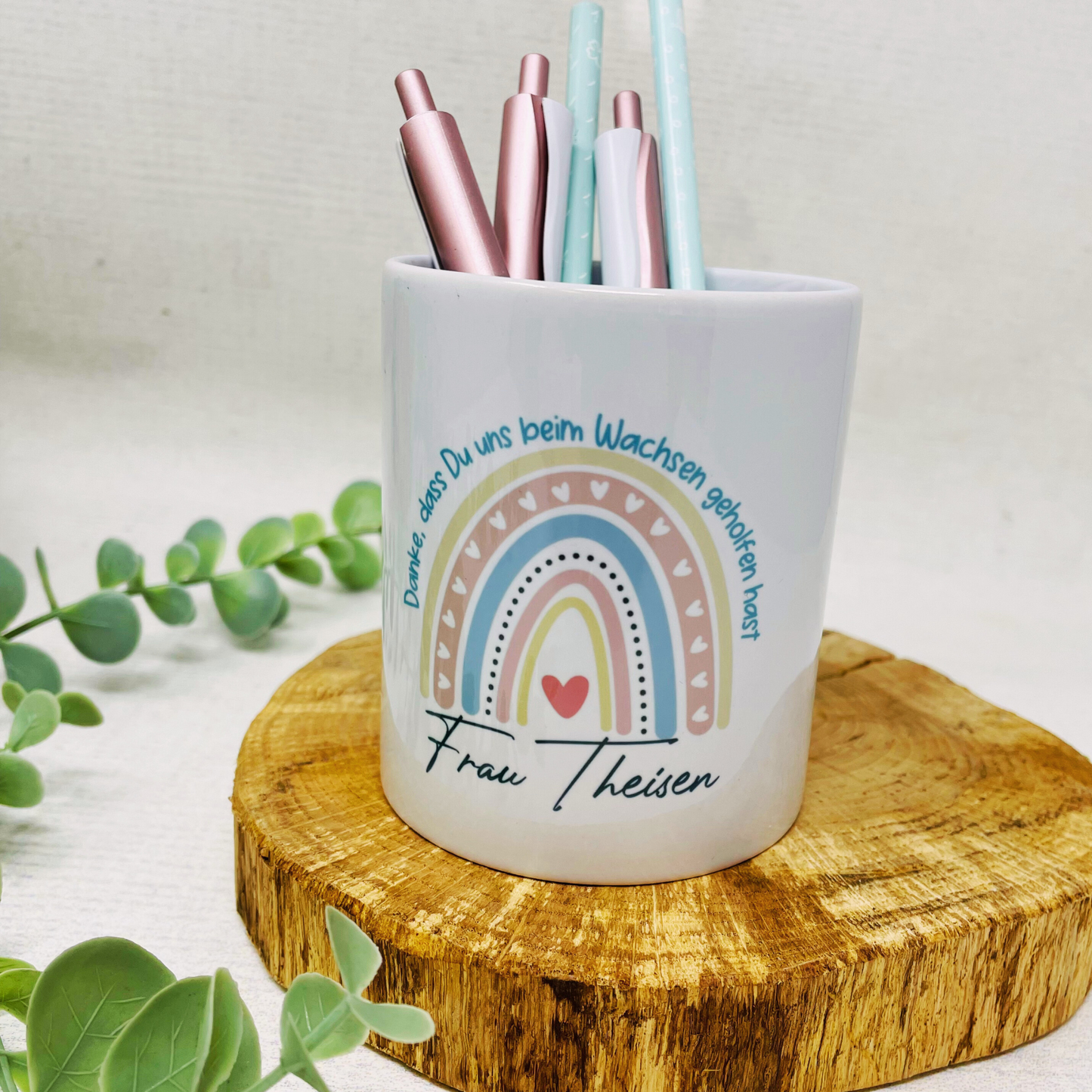 Personalisierter Stiftebecher mit Regenbogenmotiv - Das ideale Geschenk für Lehrer;innen