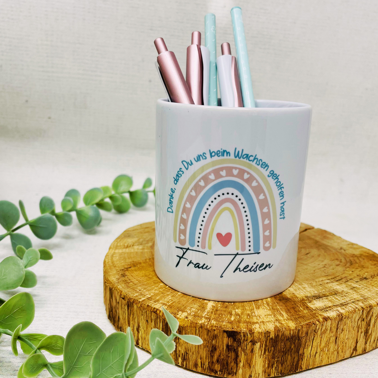 Personalisierter Stiftebecher mit Regenbogenmotiv - Das ideale Geschenk für Lehrer;innen
