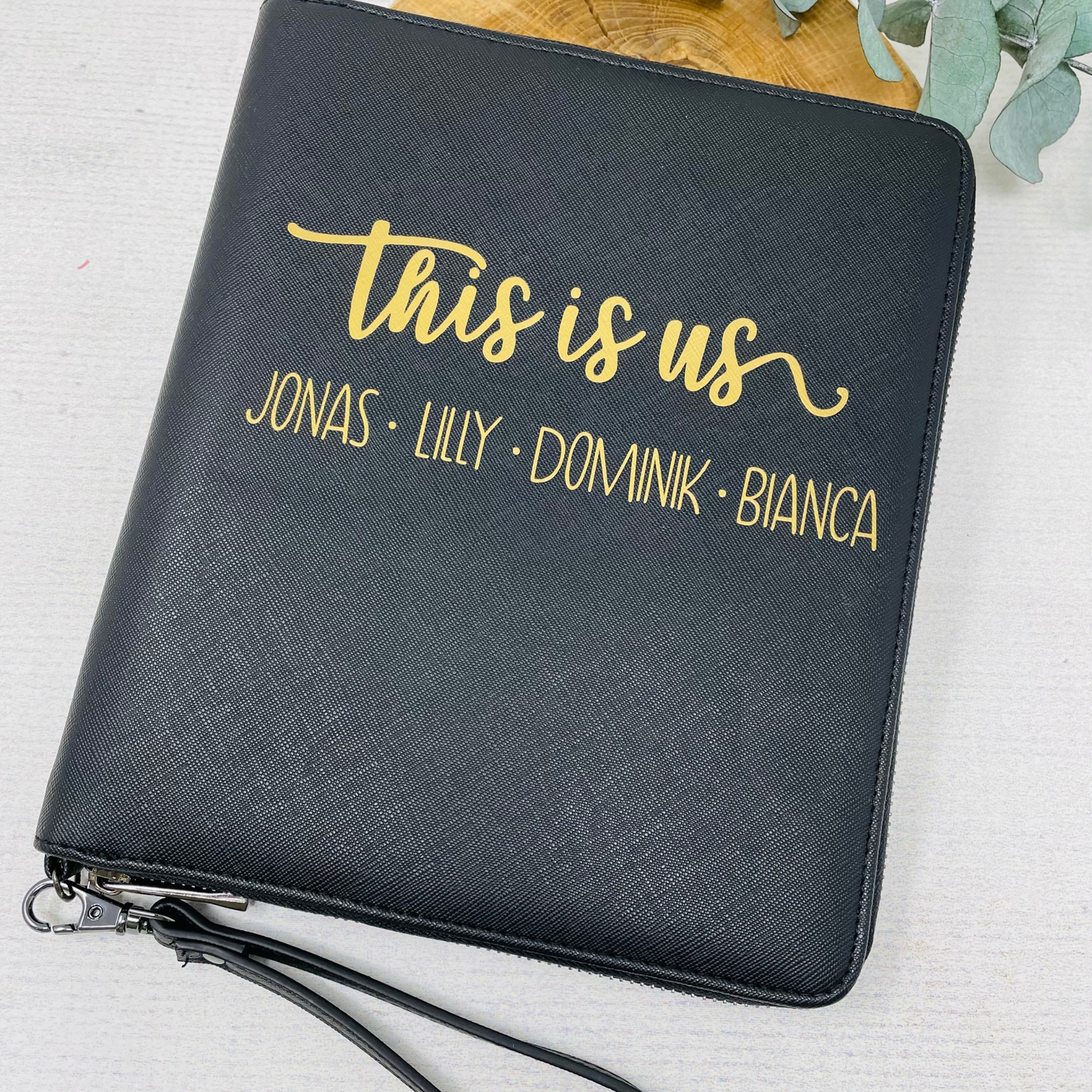 Familienorganizer personalisiert - This is us - für Dokumente und Unterlagen - schwarz