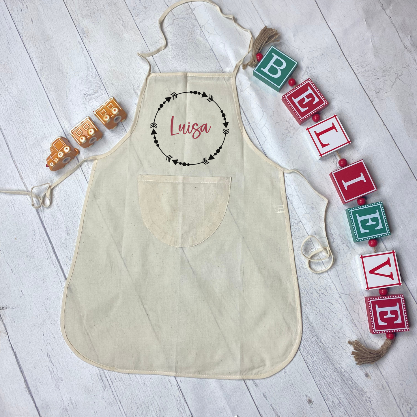 Schürze Baumwolle naturweiß - mit Tasche - personalisiert mit Kranz und Name, zum Backen, Basteln - Wunschname - Geschenk Weihnachten