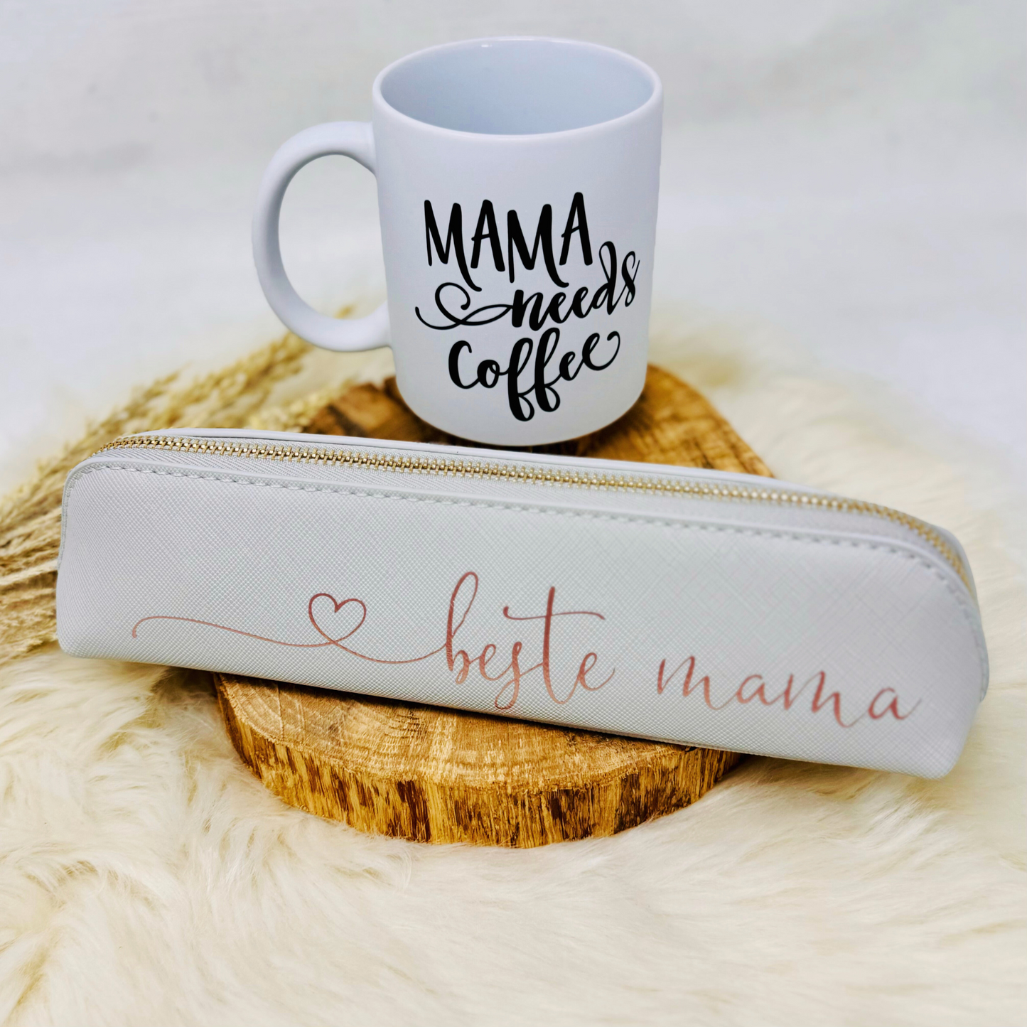 Kaffeetasse zum Muttertag - Mama needs Coffee - tolles Geschenk für die Mama