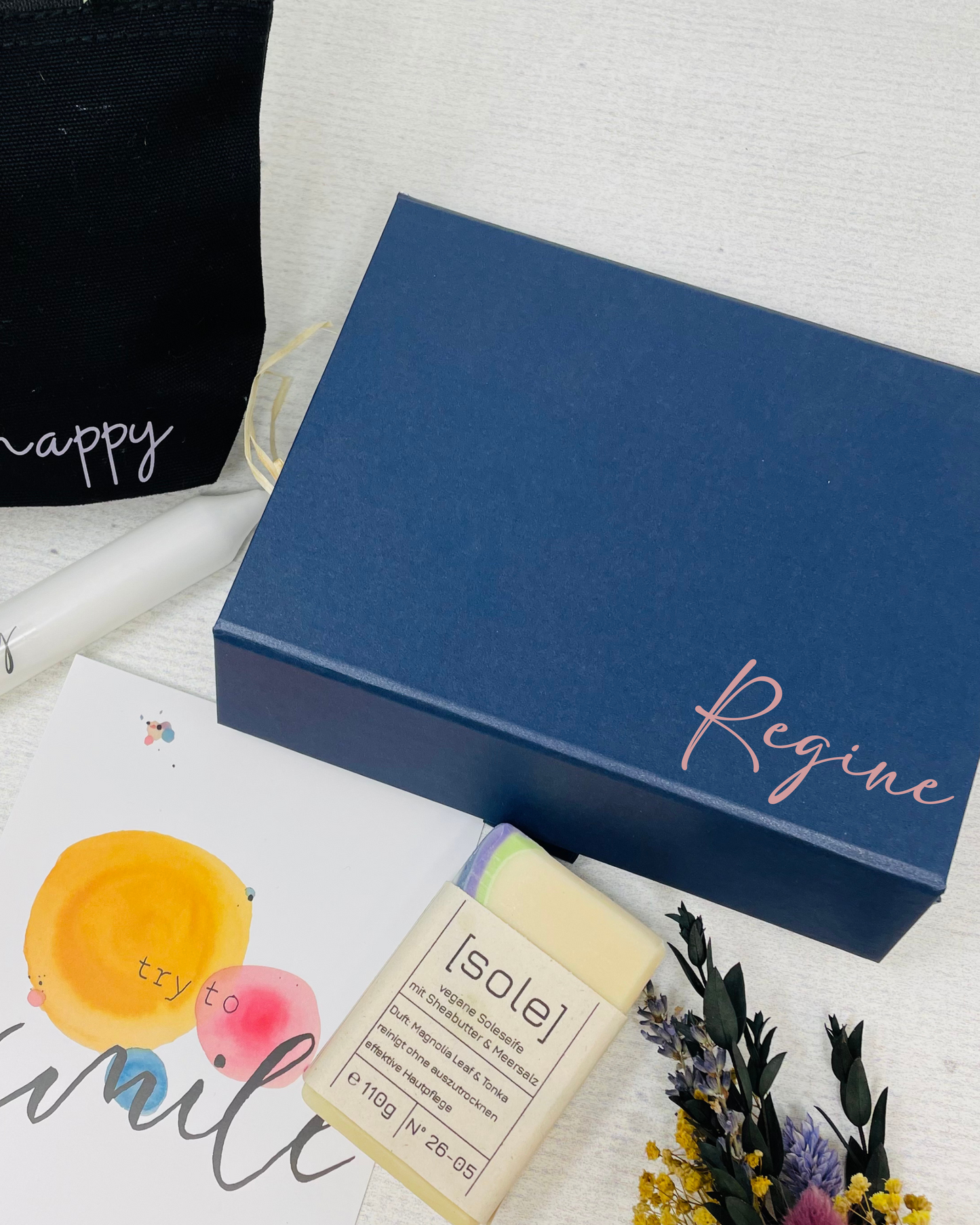 Geschenkbox Blau – Be Happy - Geschenkeset auch für Männer mit Seife Sole, Kosmetikbeutel und Kerze