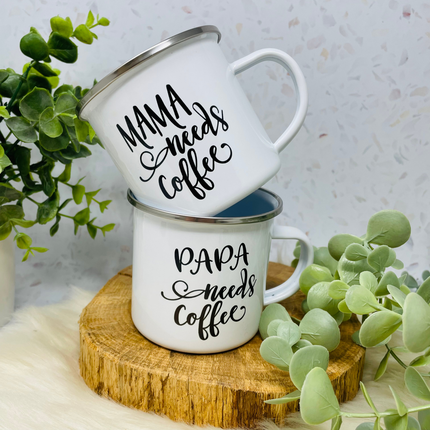 Geschenk Papa Vatertag Geburt - Tasse Emailletasse Becher Papa needs Coffee