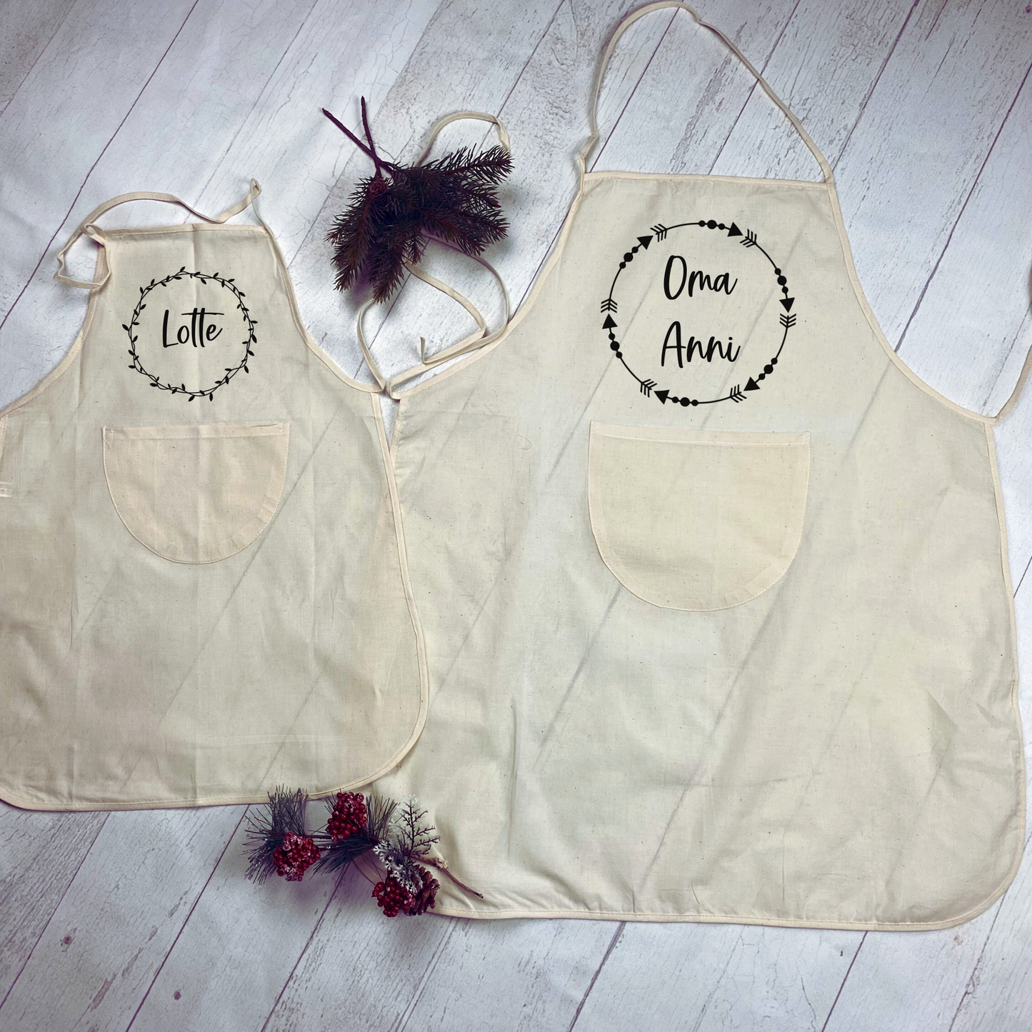 Schürze Baumwolle naturweiß - mit Tasche - personalisiert mit Kranz und Name, zum Backen, Basteln - Wunschname - Geschenk Weihnachten