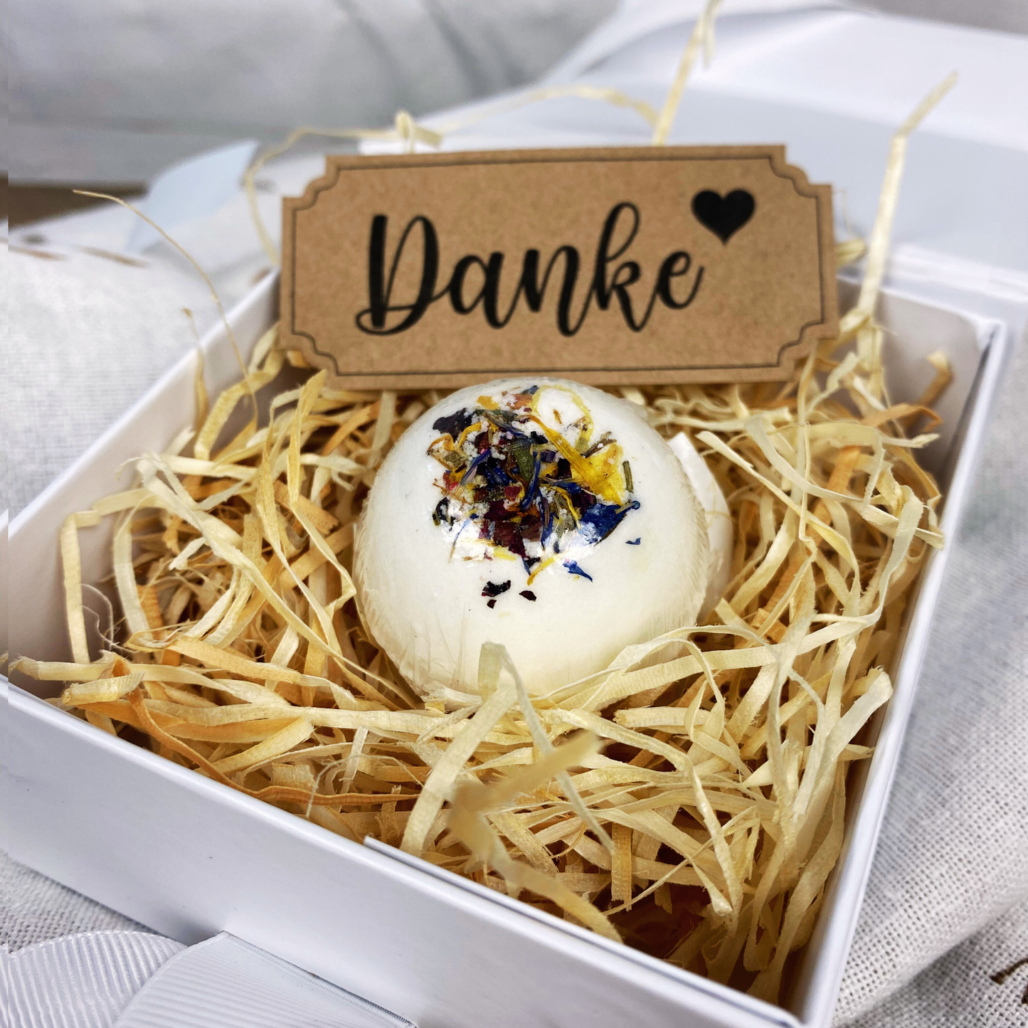 Geschenk Weihnachten - pflegende Badekugel Blüten - vegan - in personalisierter Geschenkbox - Wichtelgeschenk - Dankeschön - Mama, Schwester