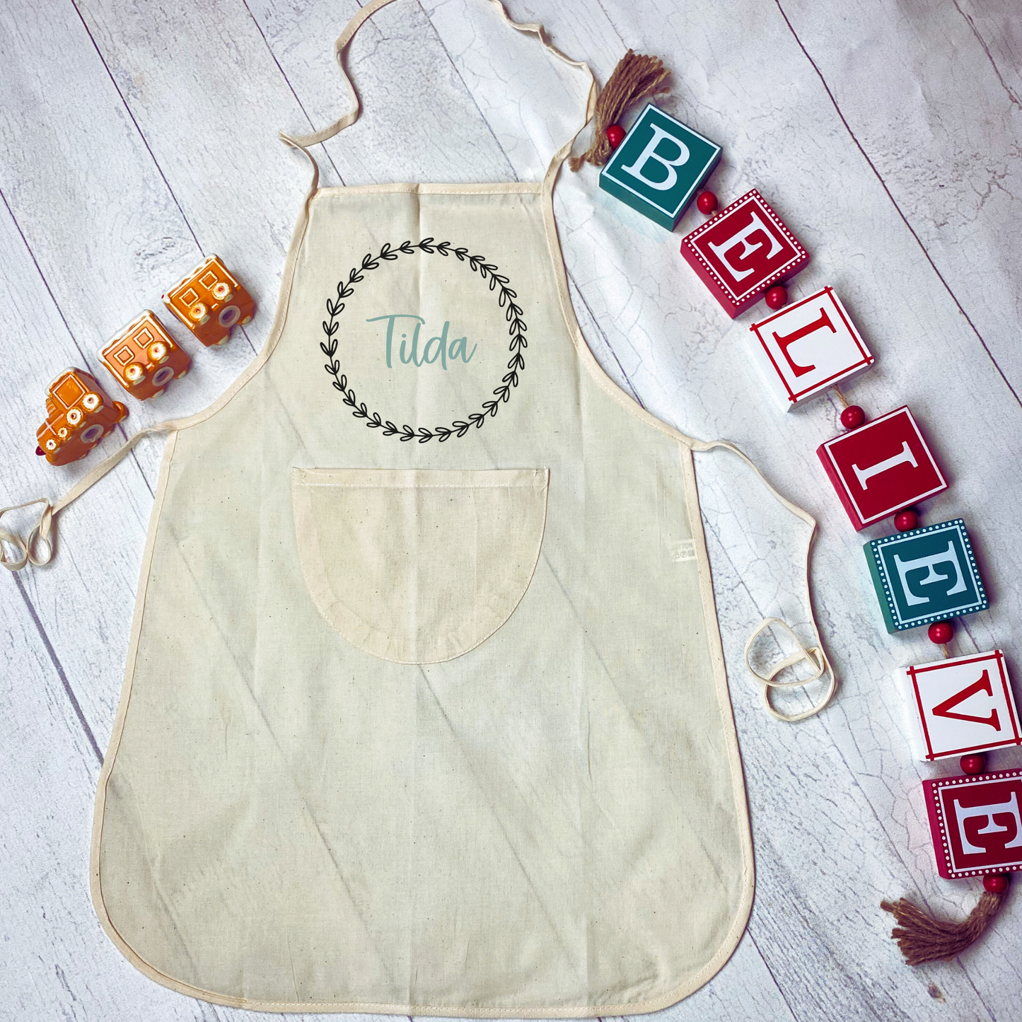 Schürze Baumwolle naturweiß - mit Tasche - personalisiert mit Kranz und Name, zum Backen, Basteln - Wunschname - Geschenk Weihnachten