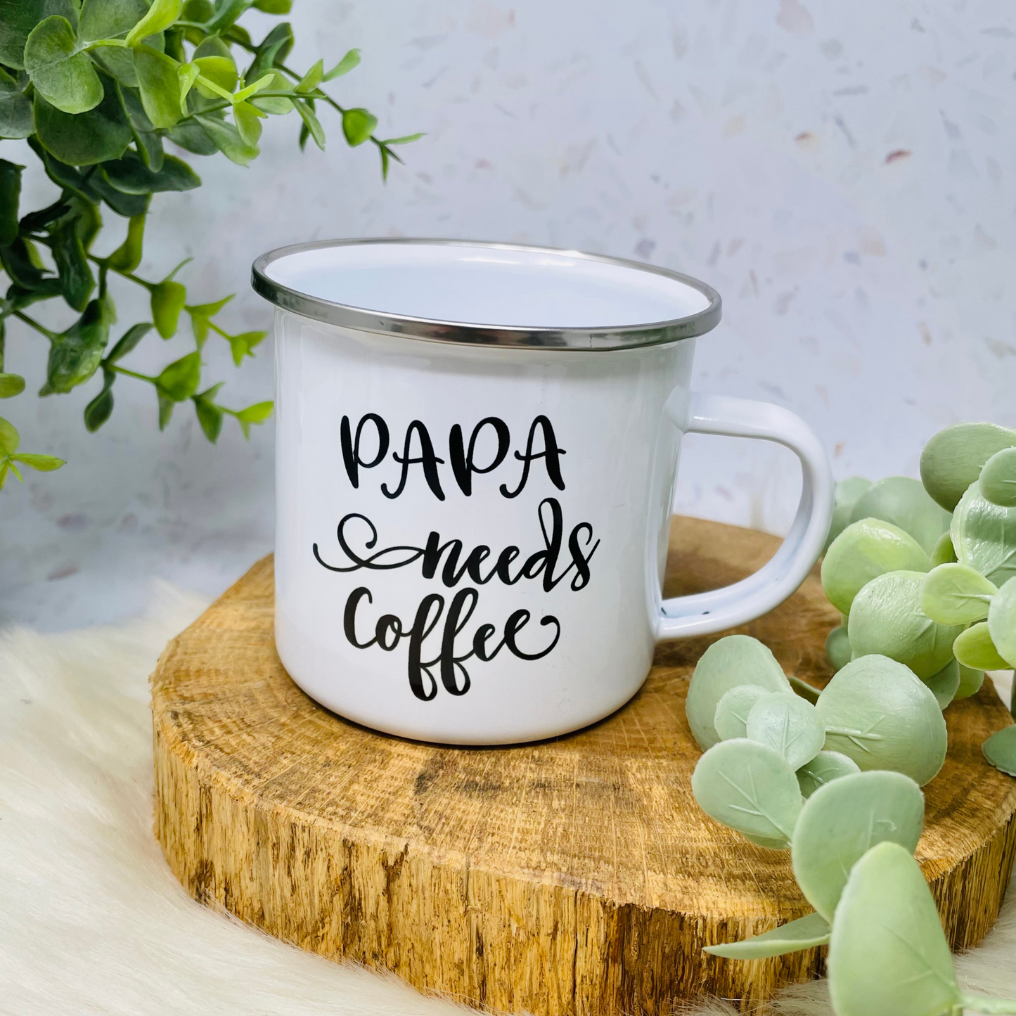 Geschenk Papa Vatertag Geburt - Tasse Emailletasse Becher Papa needs Coffee