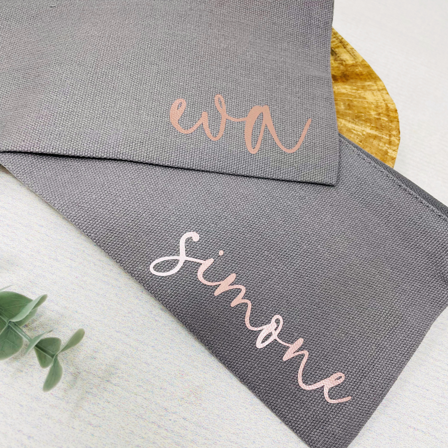 Kosmetikbeutel in Grau – Personalisiert mit deinem Wunschwort in Roségold