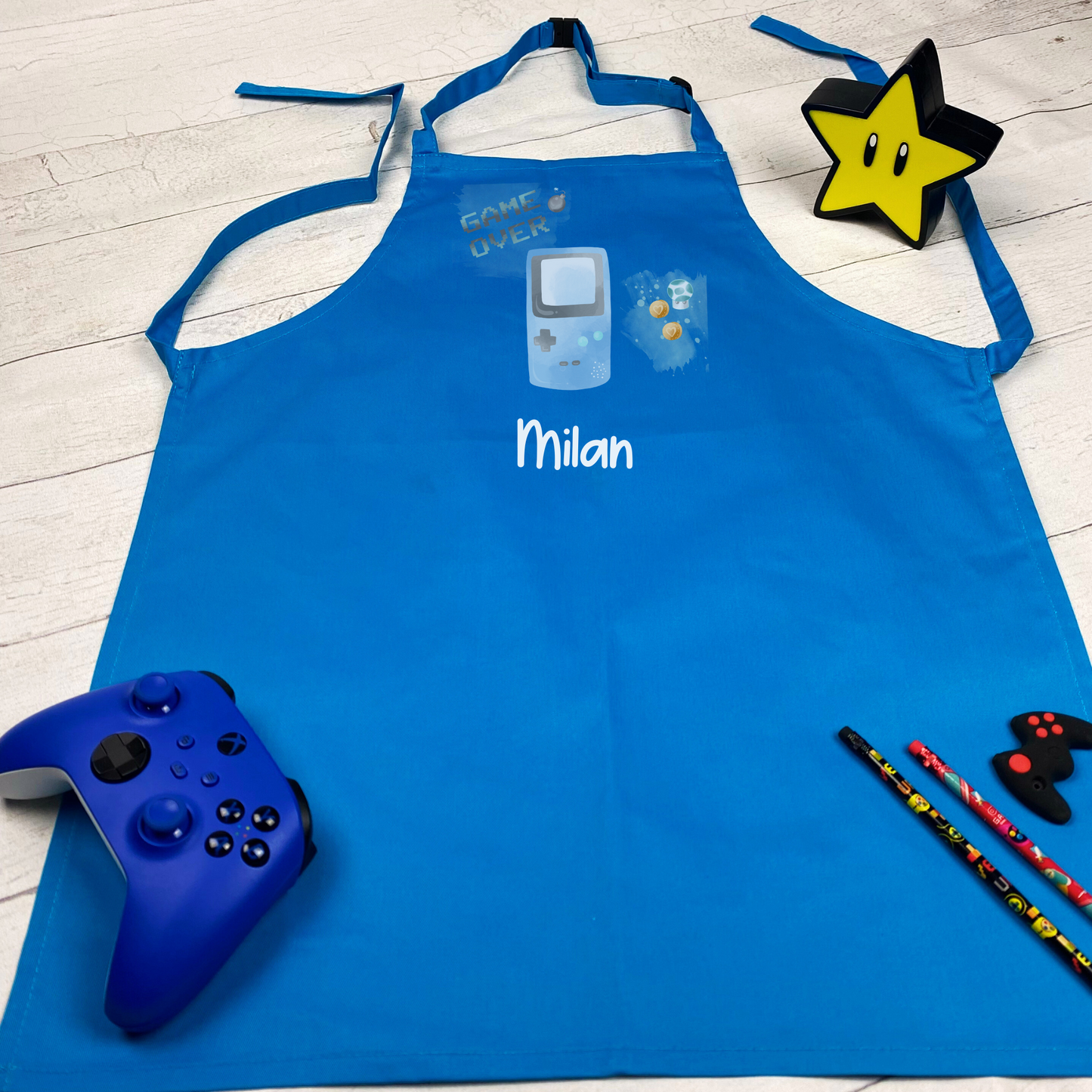 Kinderschürze personalisiert mit Gaming Design und Name, zum Backen, Basteln und Gärtnern - Wunschname und Schriftart - 7 Farben