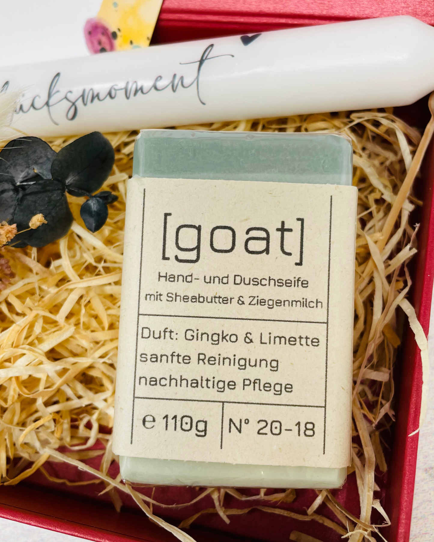 Geschenkbox in Rot – Glücksmomente erleben - mit Seife Goat , Kerze und Kosmetiktasche