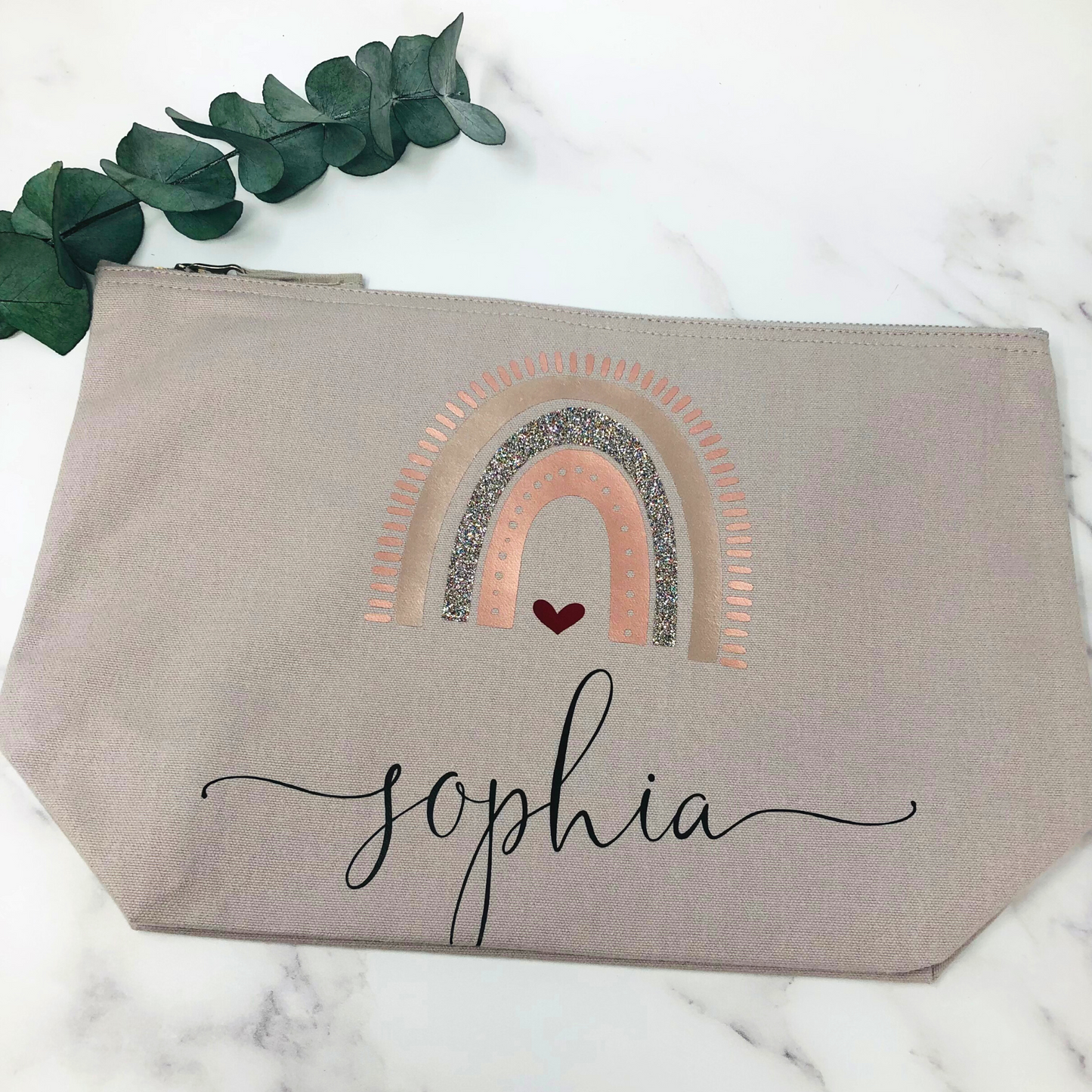 Tolle Windeltasche und Kosmetiktasche fürs Baby mit einem Regenbogen in Rosétönen mit Glitzer und mit Namen personalisiert