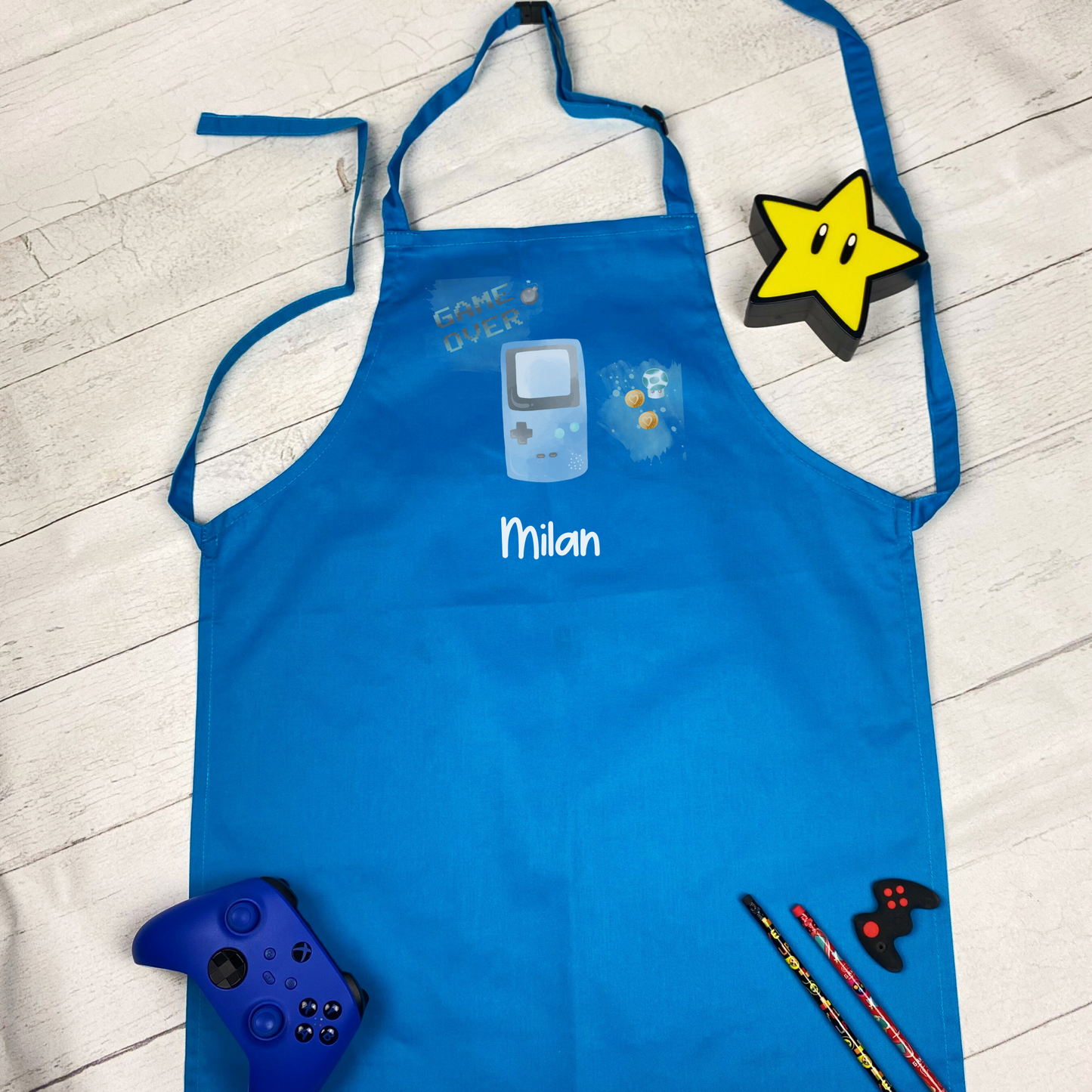 Kinderschürze personalisiert mit Gaming Design und Name, zum Backen, Basteln und Gärtnern - Wunschname und Schriftart - 7 Farben