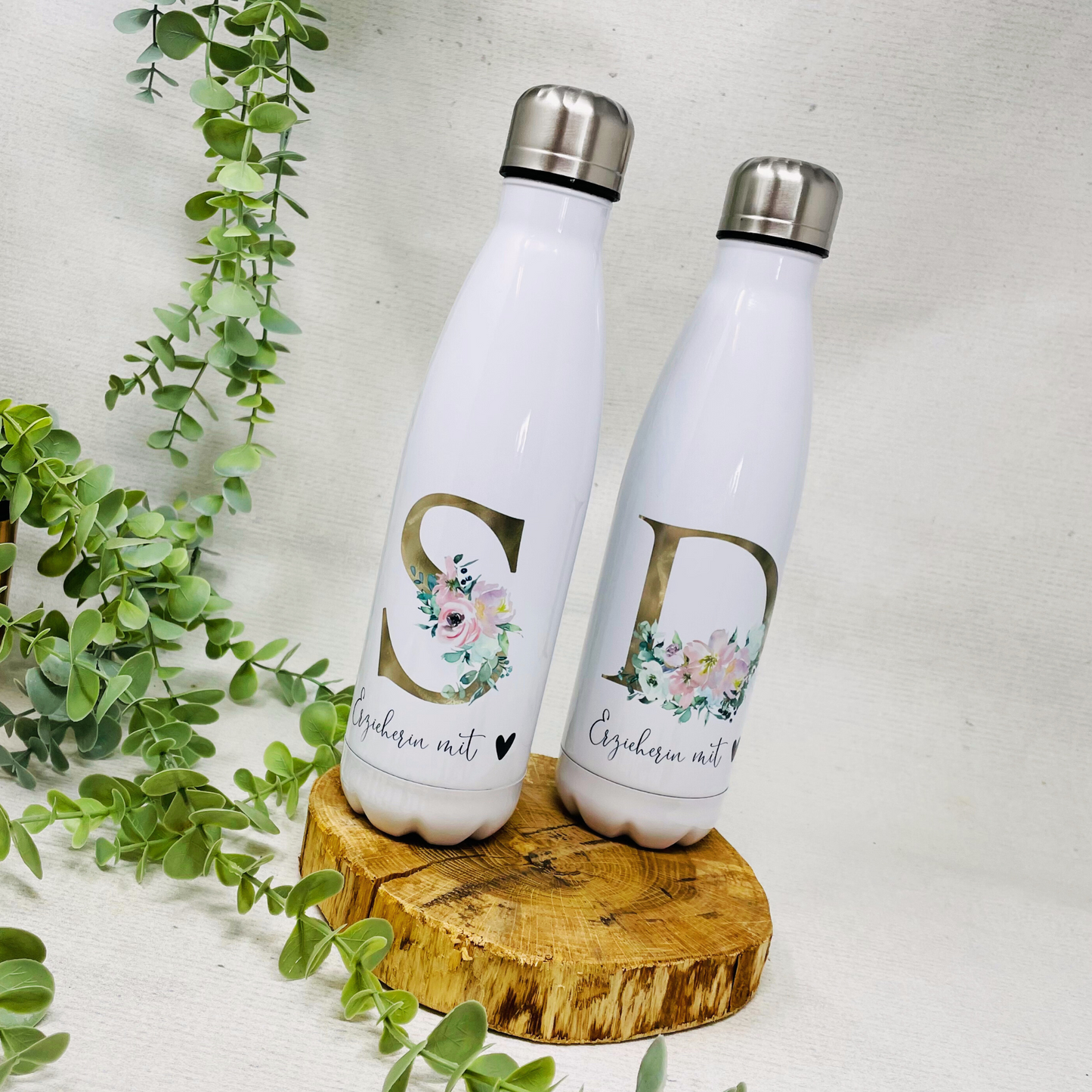 Personalisierte Edelstahl-Trinkflasche für Erzieherinnen - Mit Initial in Gold und Blumendesign