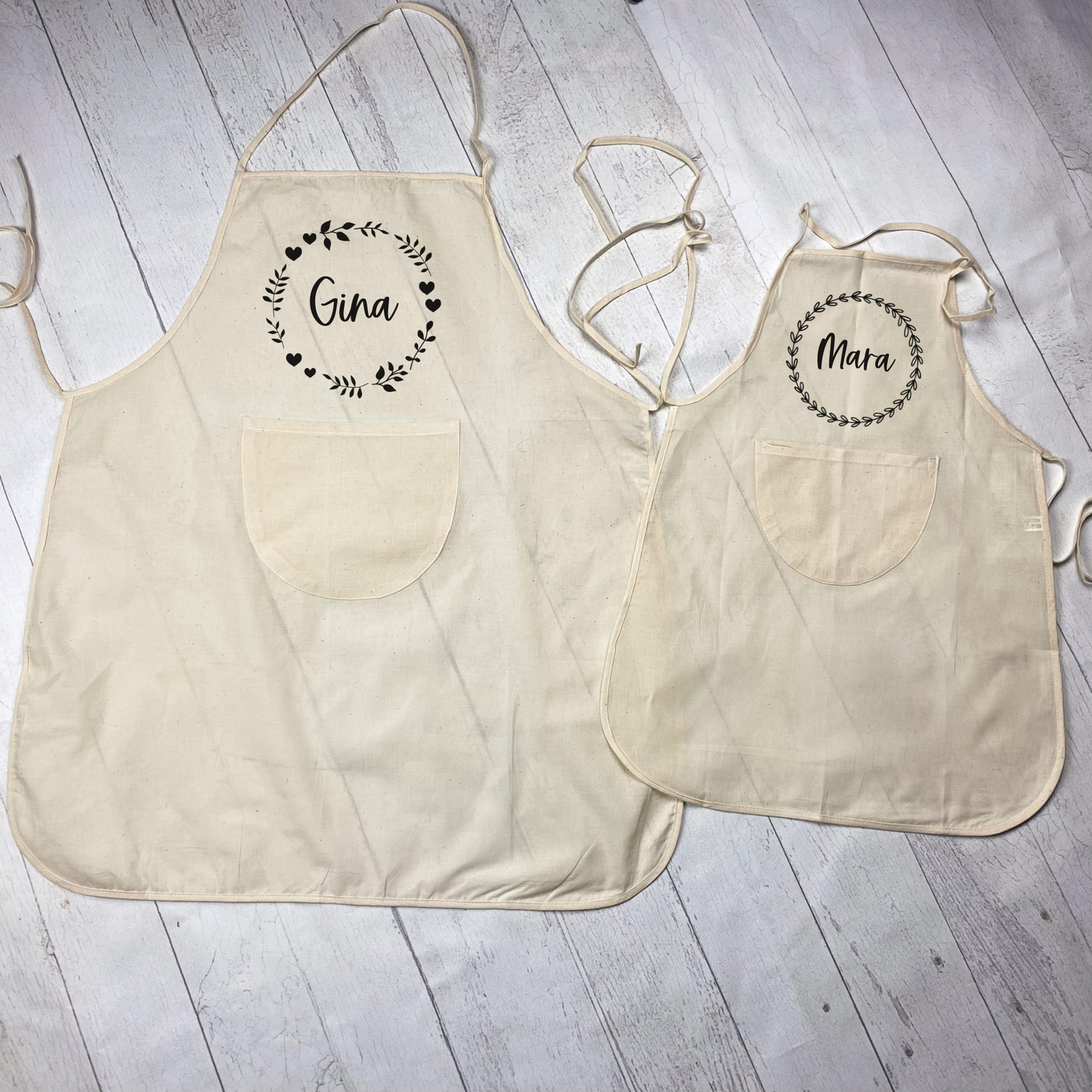 Schürze Baumwolle naturweiß - mit Tasche - personalisiert mit Kranz und Name, zum Backen, Basteln - Wunschname - Geschenk Weihnachten