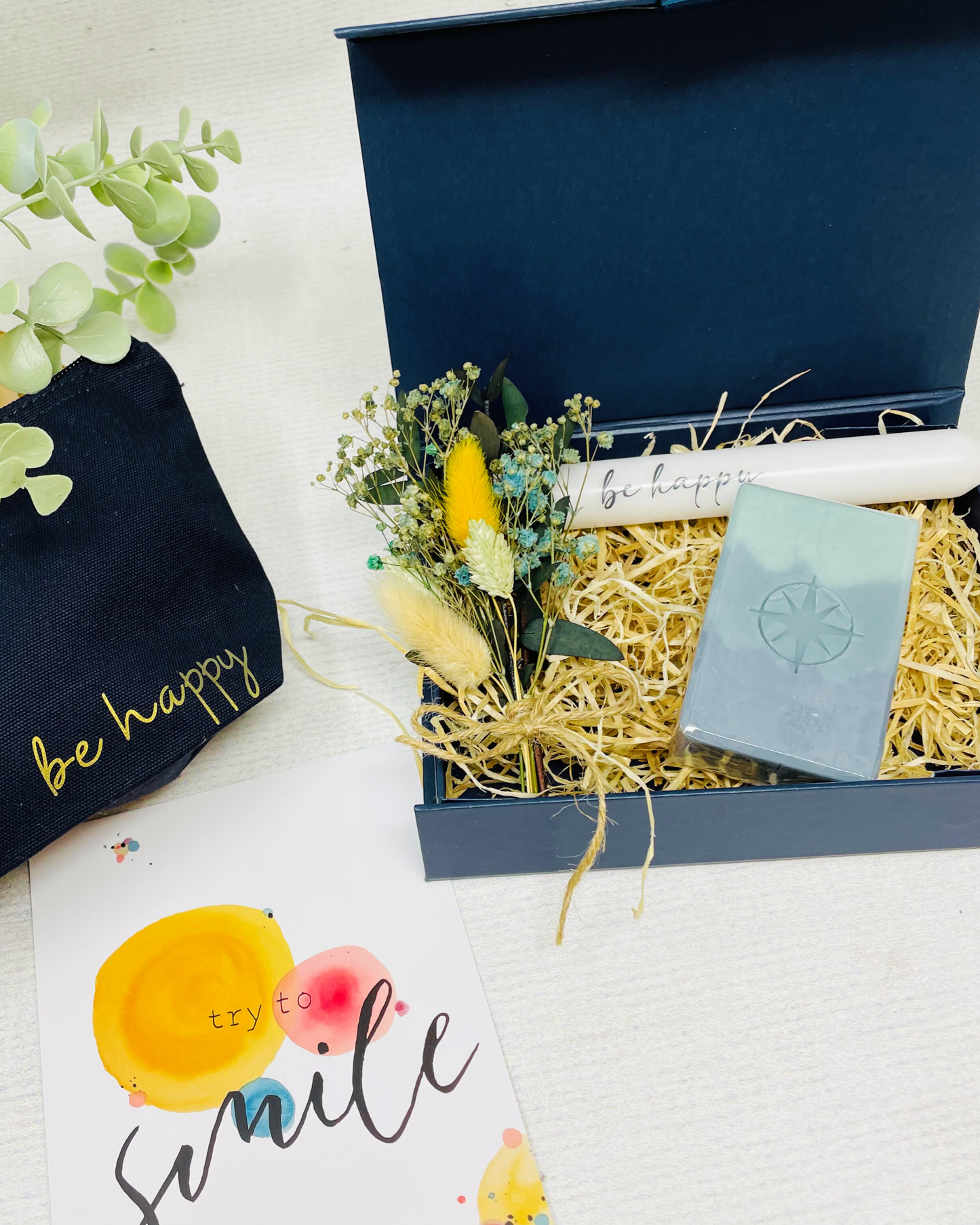 Geschenkeset auch für Männer mit Seife Ice, Kosmetikbeutel und Kerze, Geschenkbox in Blau – Be Happy