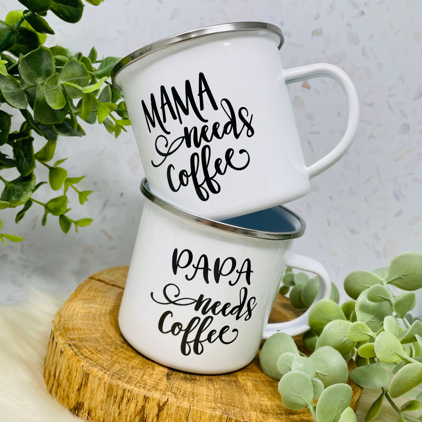 Geschenk Papa Vatertag Geburt - Tasse Emailletasse Becher Papa needs Coffee