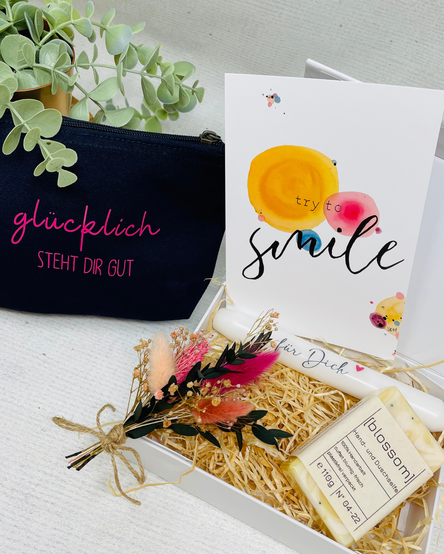 Tolle Geschenkbox "für Dich" in weiß - mit Seife Blossom , Kerze und Kosmetiktasche