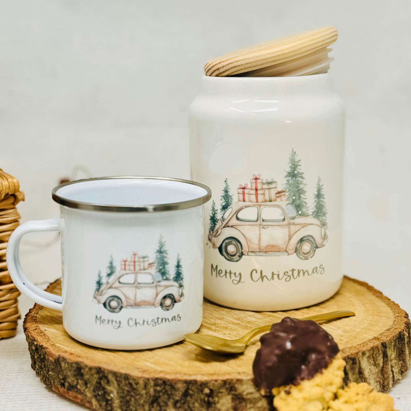 Personalisierte Emaille-Weihnachtstasse – "Driving Home for Christmas" mit Namen