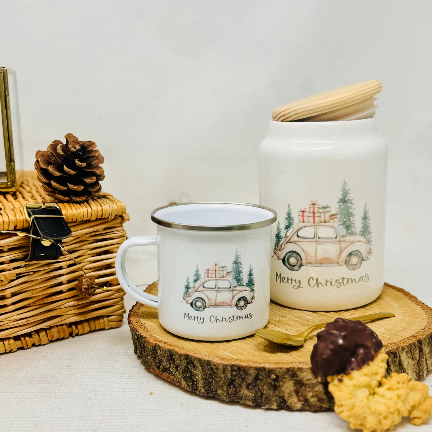 Personalisierte Emaille-Weihnachtstasse – "Driving Home for Christmas" mit Namen