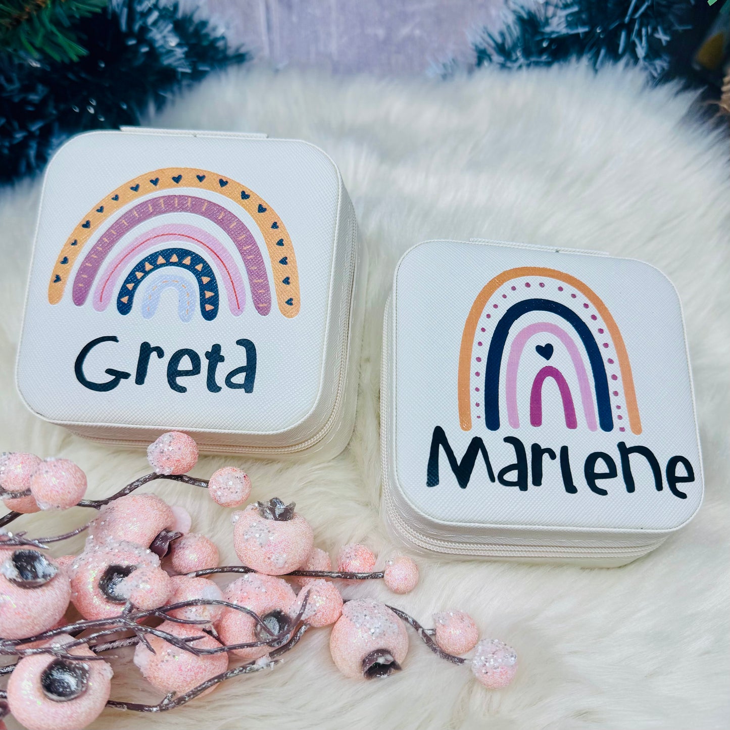 Schmuckschatulle Etui Mädchen - personalisiert mit Namen und Regenbogen- Geschenk Kommunion Einschulung Geburtstag - altweiß