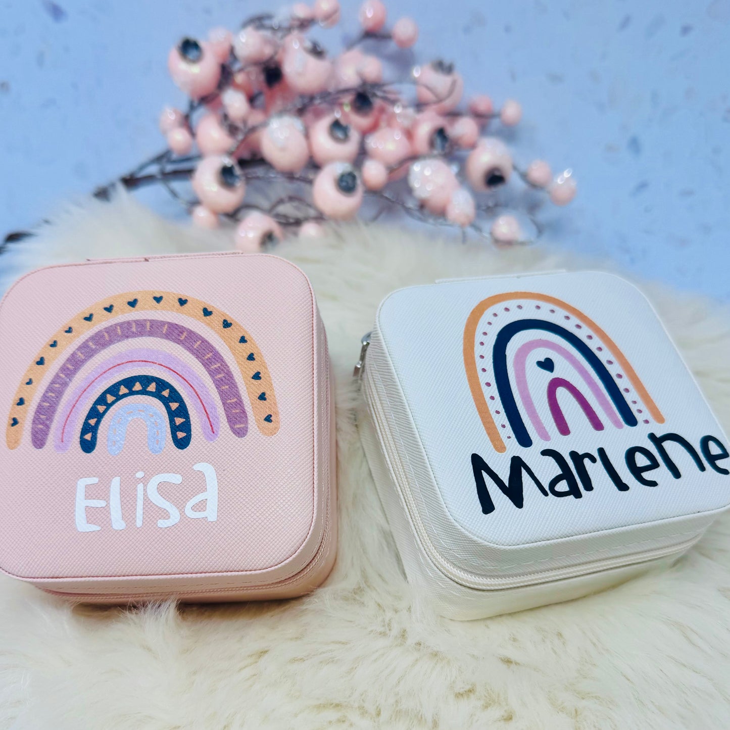 Schmuckaufbewahrung Etui Mädchen - personalisiert mit Namen und Regenbogen- Geschenk Kommunion Einschulung Geburtstag - altweiß