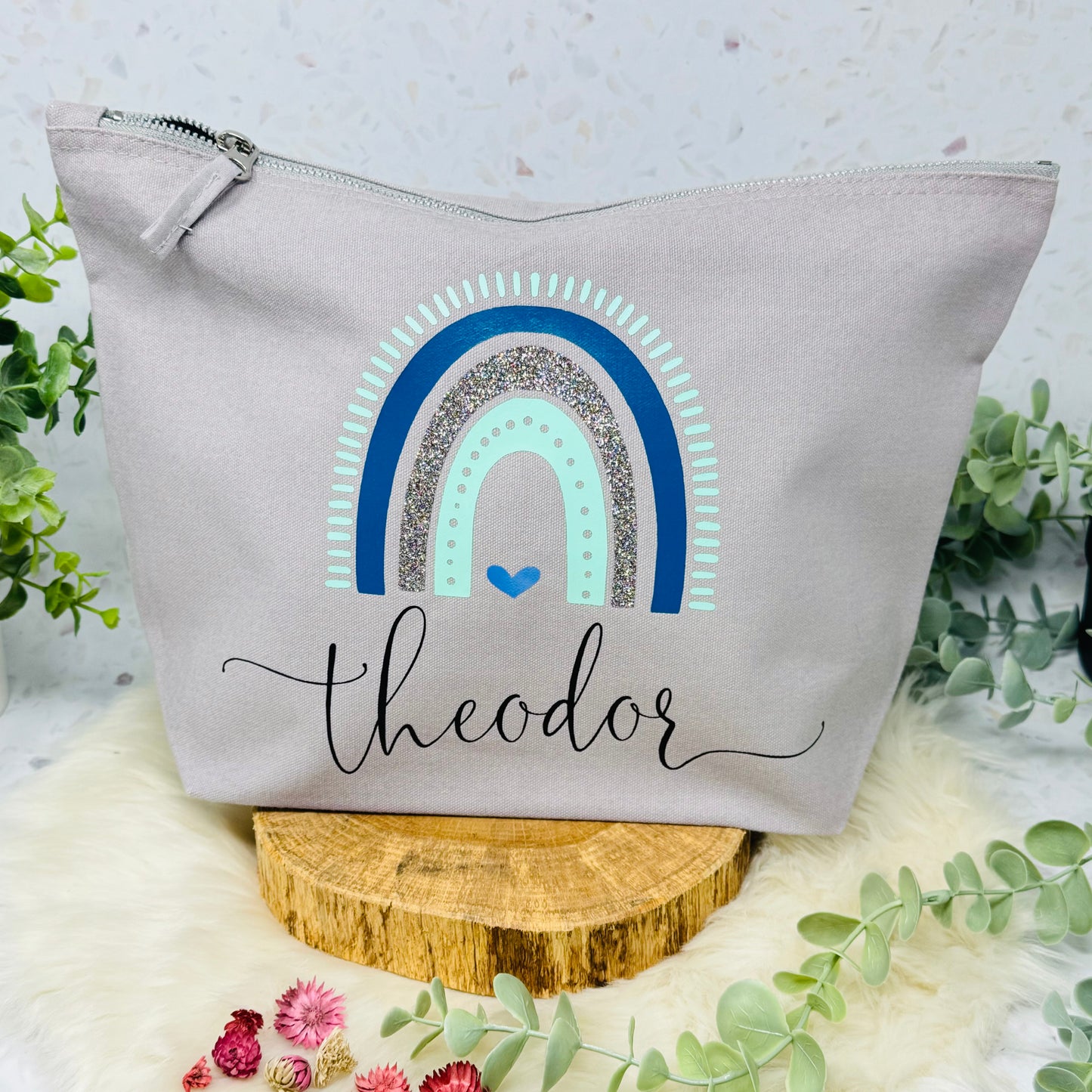 Hochwertige Windeltasche aus Canvas mit Regenbogen und dem Namen personalisiert