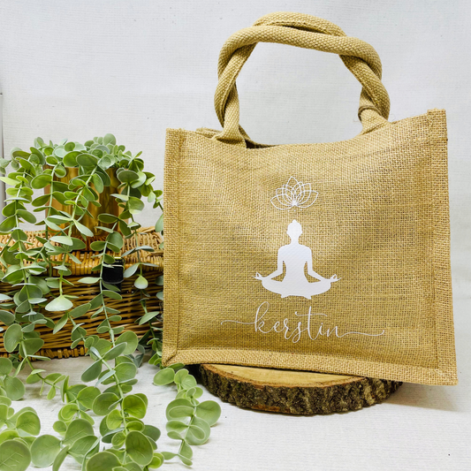 Personalisierte Jutetasche mit Yoga-Motiv & Namen – Stilvolle und nachhaltige Geschenkverpackung