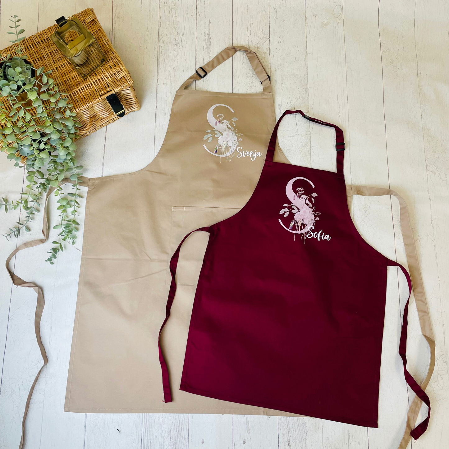 Schürze personalisiert mit Initial und Name, zum Backen, Basteln und Gärtnern - Erwachsene oder Kinder, auch als Set - Wildblumen