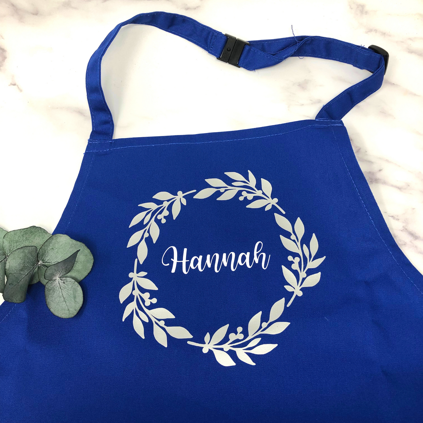 Kinderschürze personalisiert mit Blätterkranz und Name, zum Backen, Basteln und Gärtnern - Wunschname und 7 Farben