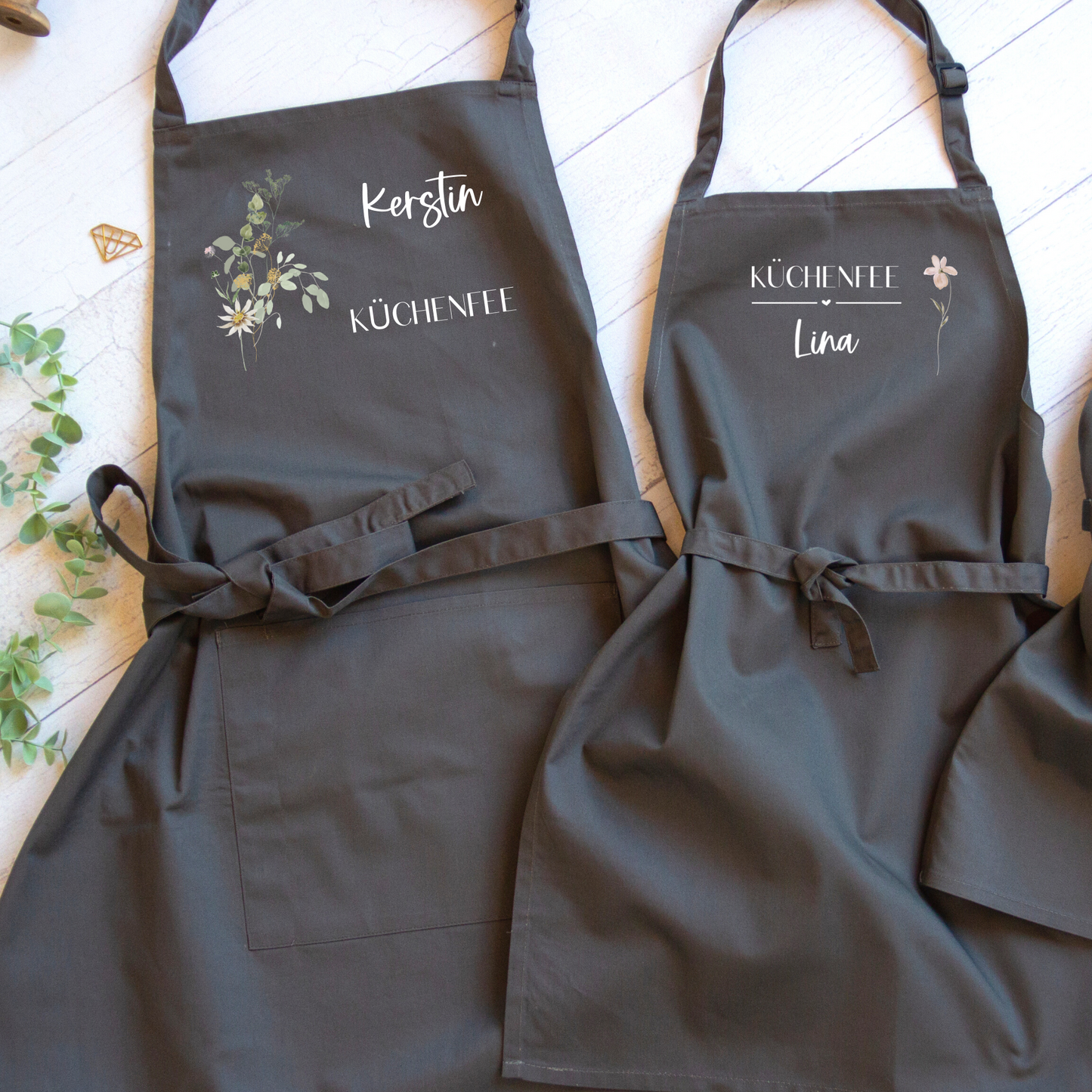 Schürze personalisiert mit Name und Titel, zum Backen, Basteln und Gärtnern - Erwachsene oder Kinder, auch als Set - Wildblumen