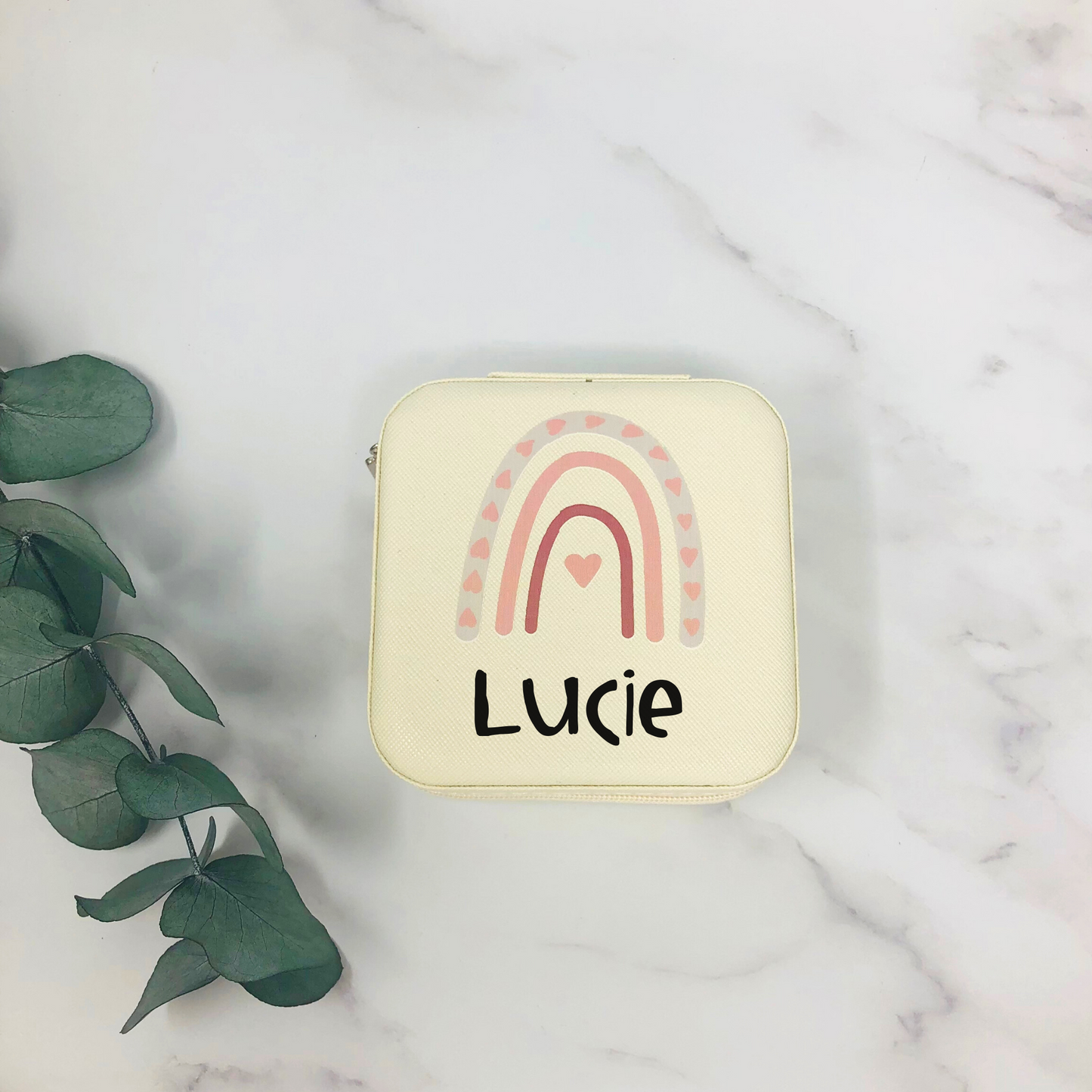 Schmuckschatulle Etui Mädchen - personalisiert mit Namen und Regenbogen- Geschenk Kommunion Einschulung Geburtstag - altweiß