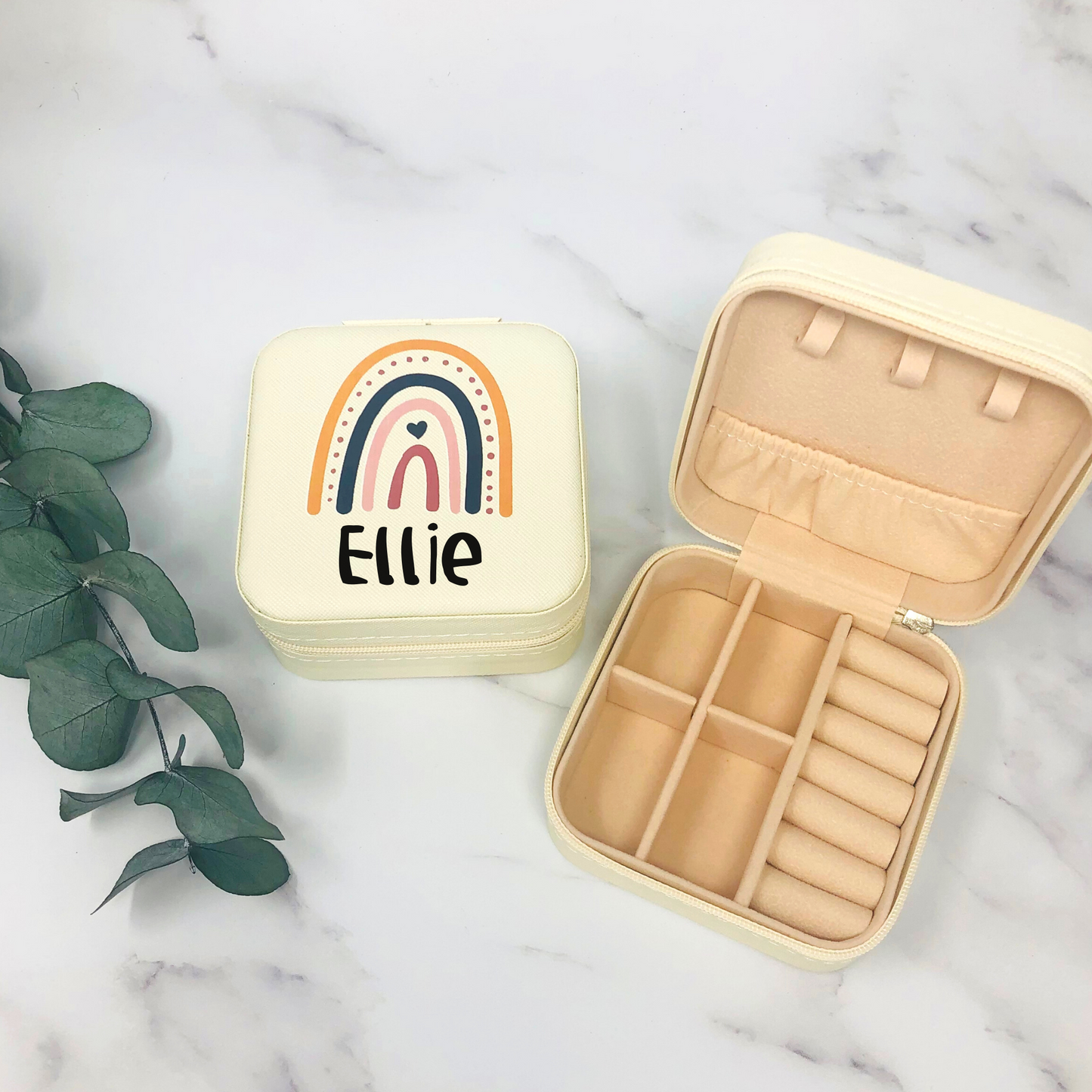 Schmuckschatulle Etui Mädchen - personalisiert mit Namen und Regenbogen- Geschenk Kommunion Einschulung Geburtstag - altweiß