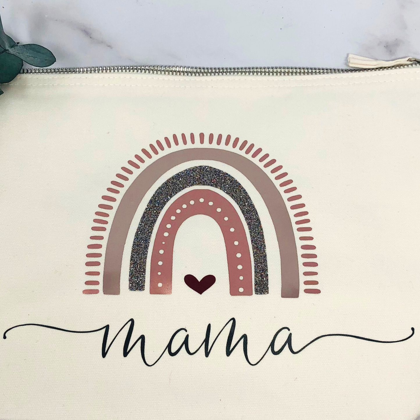 Tolle Windeltasche und Kosmetiktasche fürs Baby mit einem Regenbogen in Rosétönen mit Glitzer und mit Namen personalisiert
