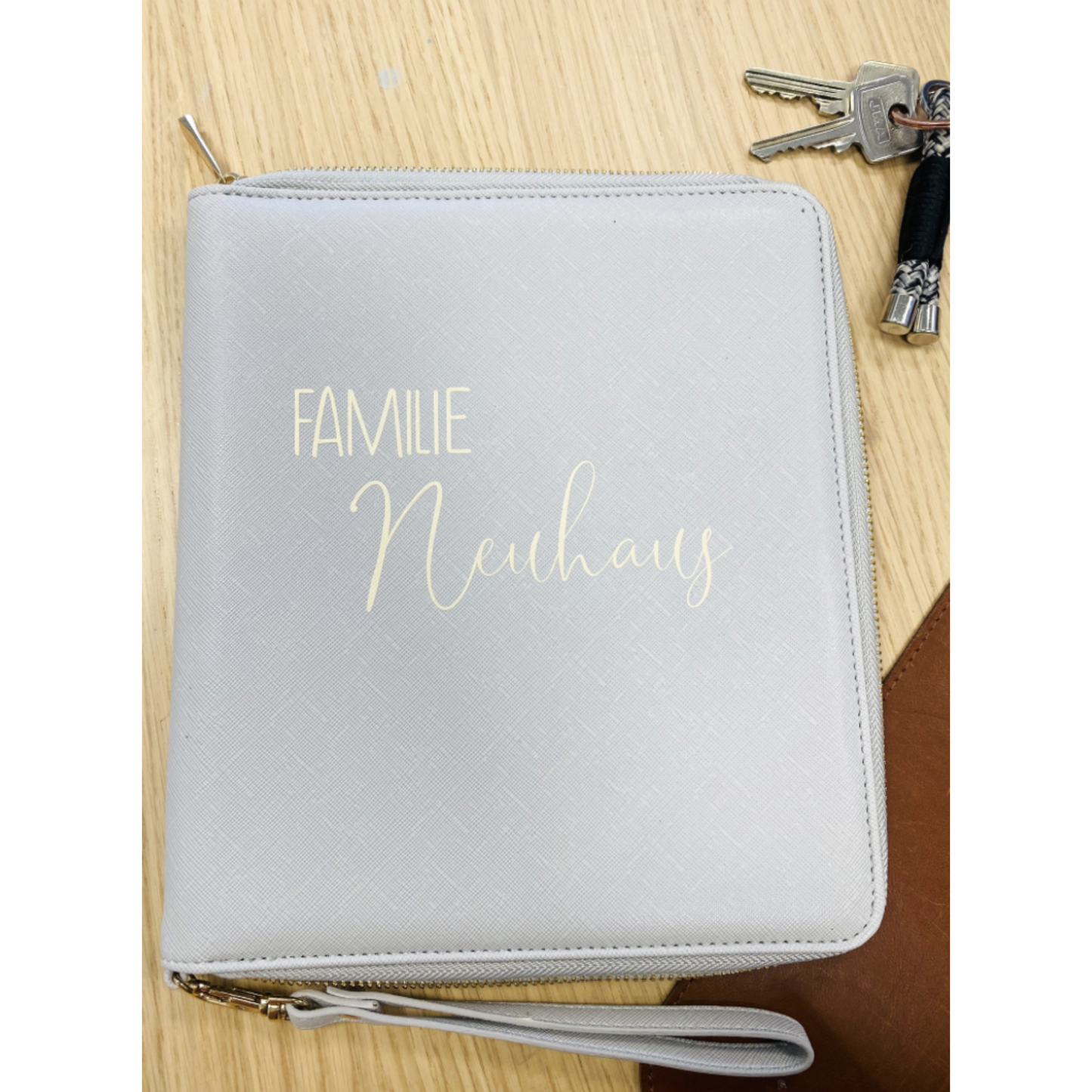 Familien Organizer in grau personalisiert mit Familie und Name - Geschenkidee für Familie, U-heft, Impfpass - für Unterlagen und mehr