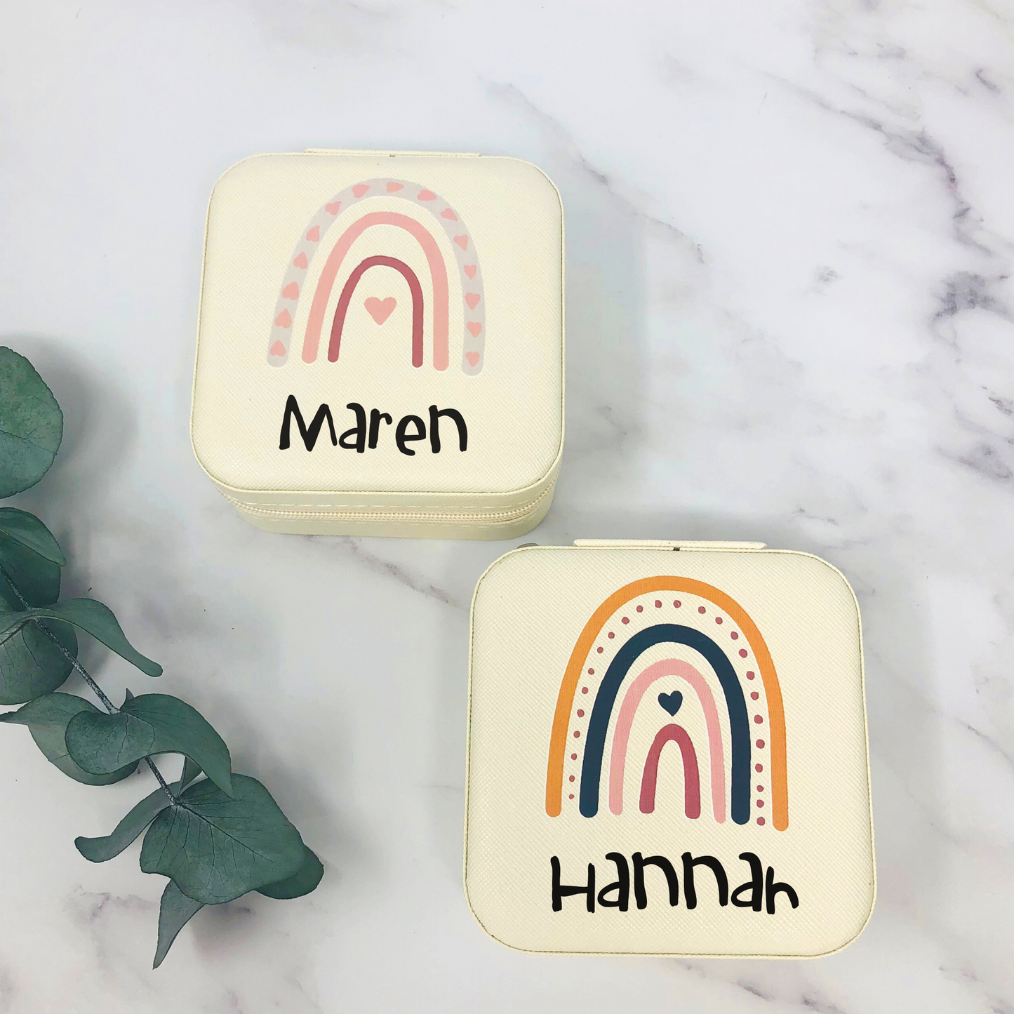 Schmuckschatulle Etui Mädchen - personalisiert mit Namen und Regenbogen- Geschenk Kommunion Einschulung Geburtstag - altweiß