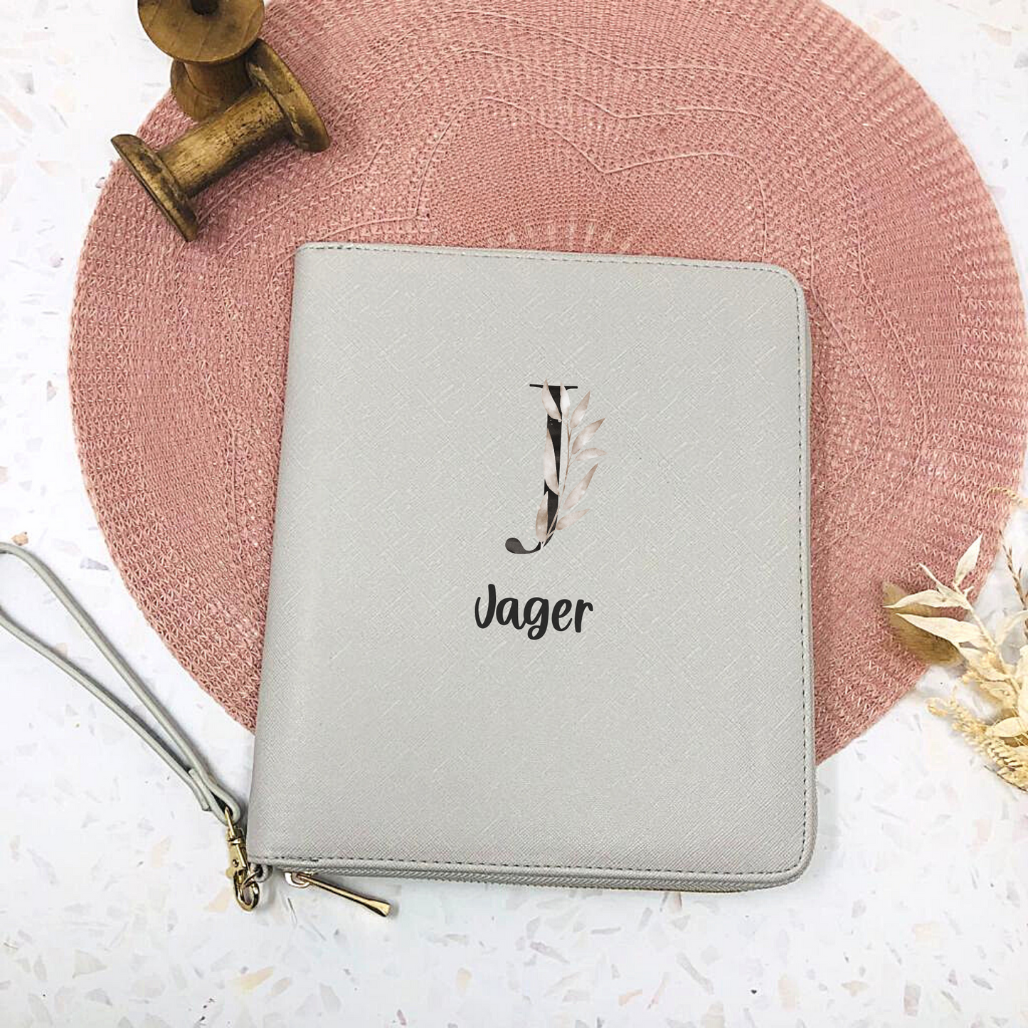 Familien Organizer in grau personalisiert mit Initial und Name - Geschenkidee für Familie, Hochzeitspaar - für Unterlagen und mehr