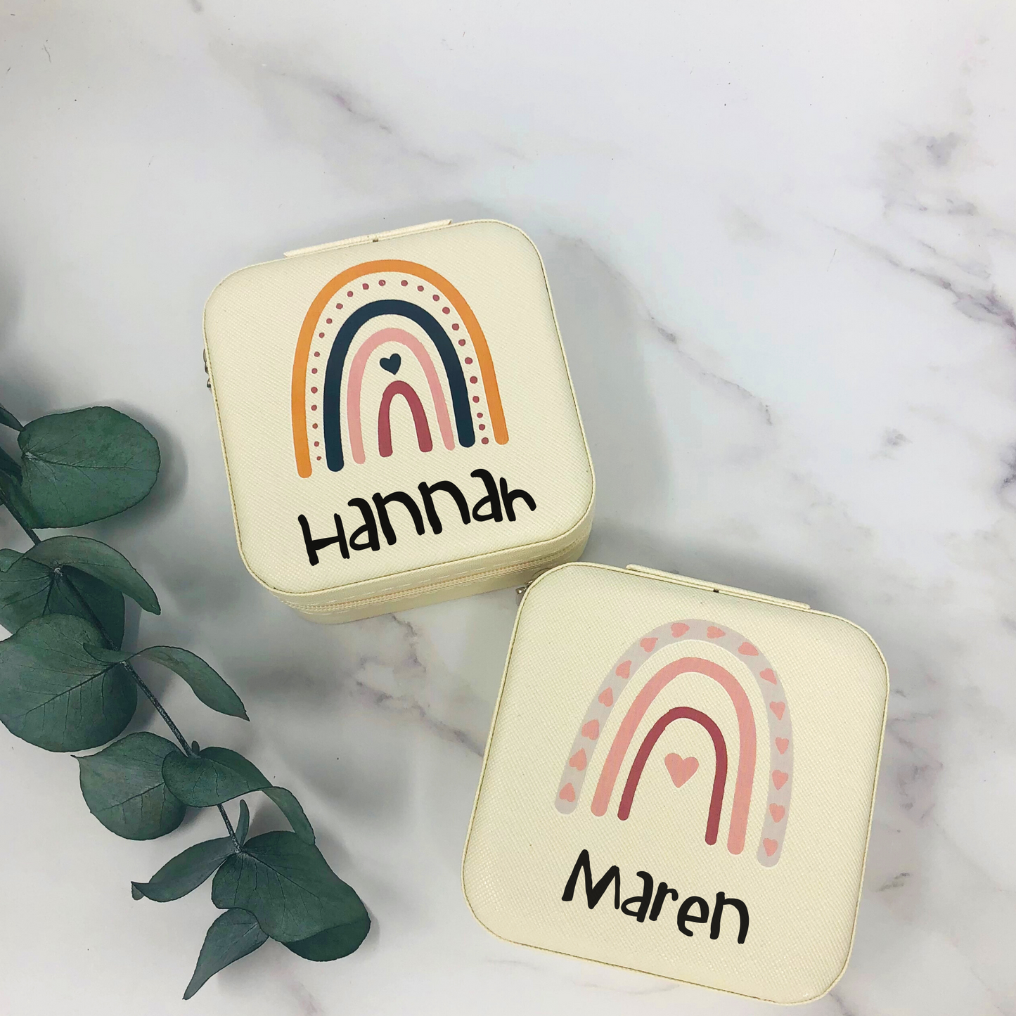 Schmuckschatulle Etui Mädchen - personalisiert mit Namen und Regenbogen- Geschenk Kommunion Einschulung Geburtstag - altweiß