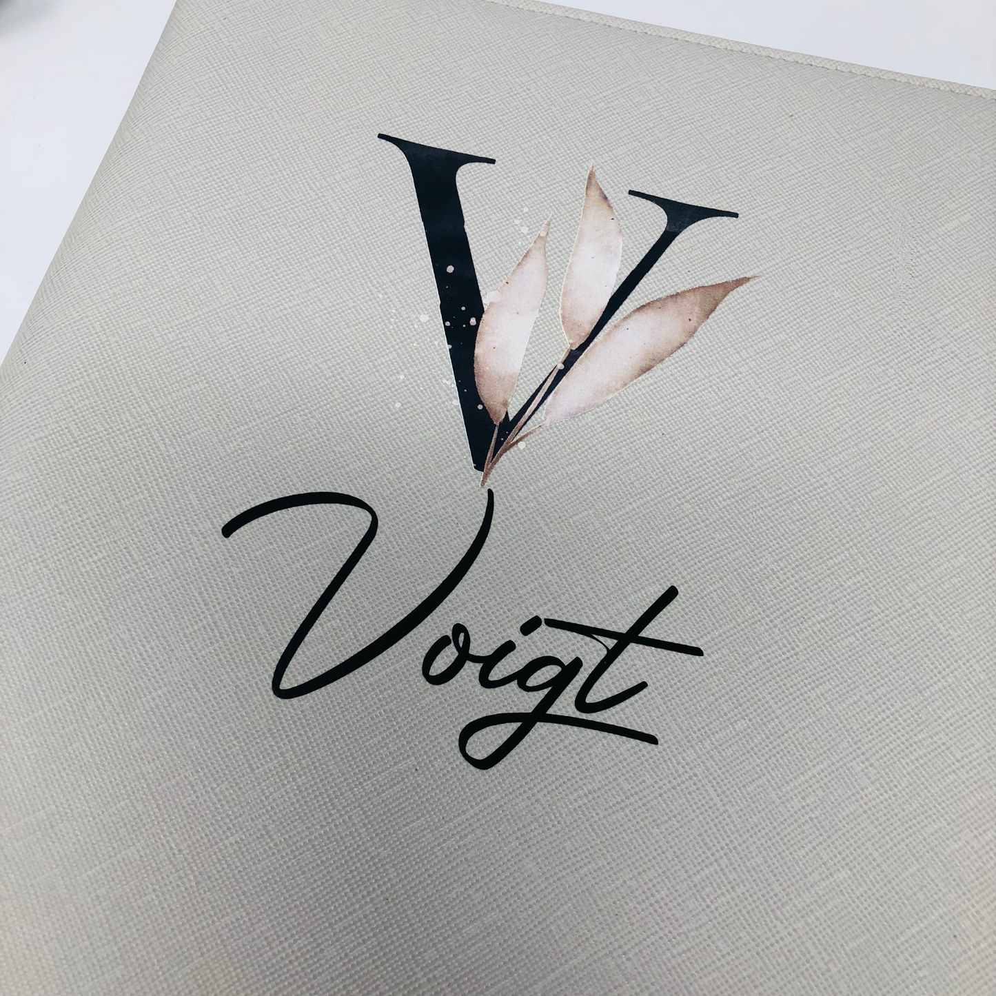 Familien Organizer in grau personalisiert mit Initial und Name - Geschenkidee für Familie, Hochzeitspaar - für Unterlagen und mehr