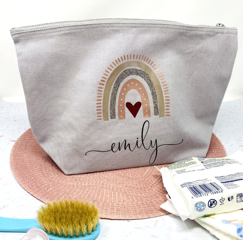 Praktische Windeltasche oder Kosmetiktasche fürs Baby mit einem Regenbogen mit Glitzer und mit Namen personalisiert
