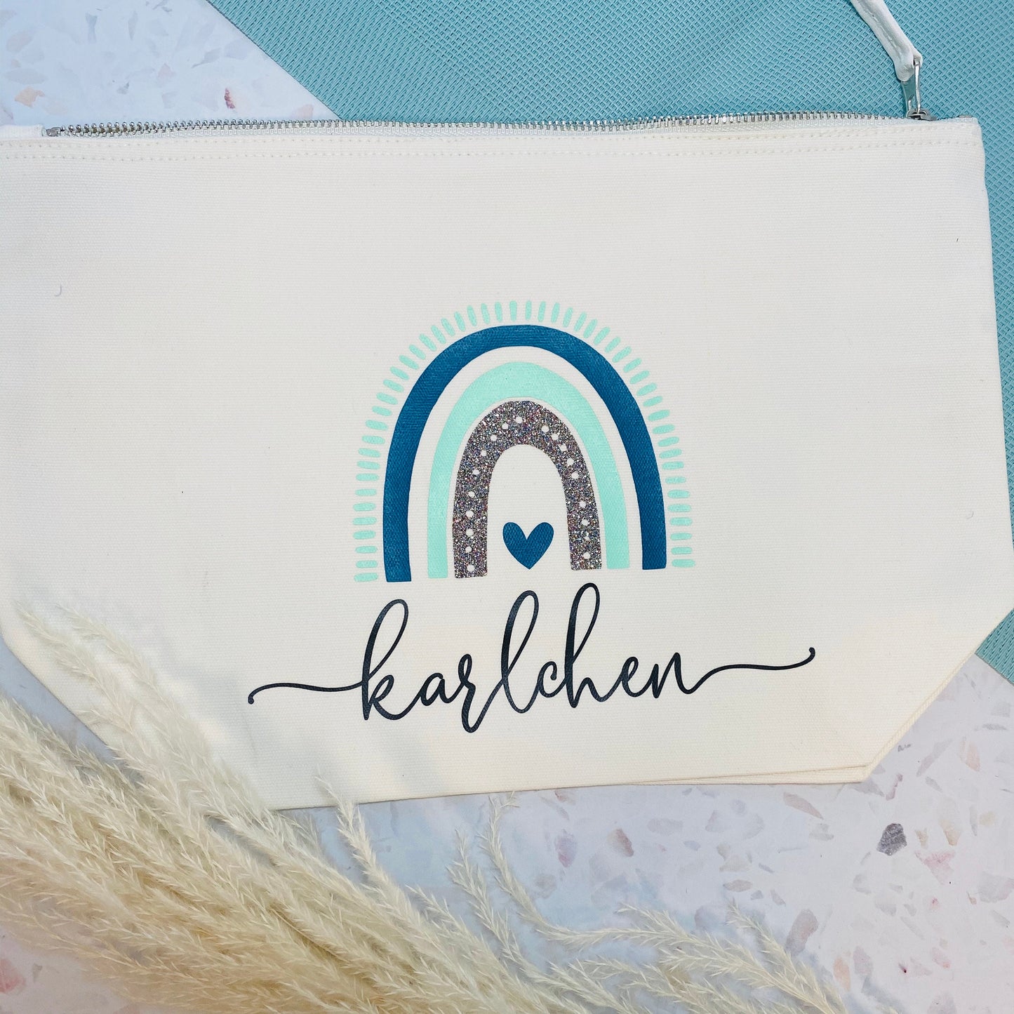 Praktische Windeltasche oder Kosmetiktasche fürs Baby mit einem Regenbogen mit Glitzer und mit Namen personalisiert