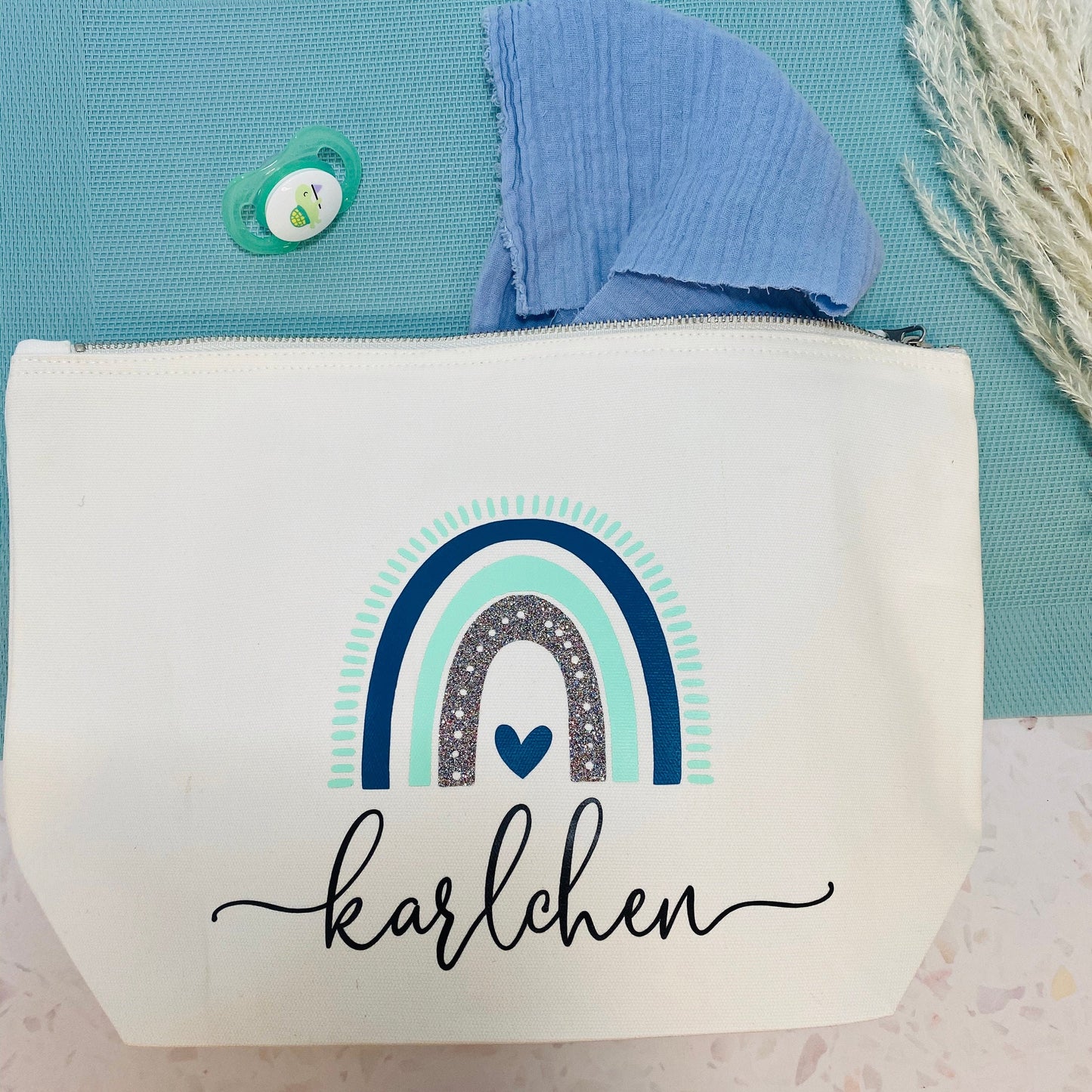Praktische Windeltasche oder Kosmetiktasche fürs Baby mit einem Regenbogen mit Glitzer und mit Namen personalisiert