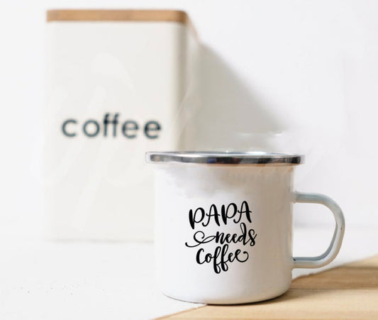 Geschenk Papa Vatertag Geburt - Tasse Emailletasse Becher Papa needs Coffee