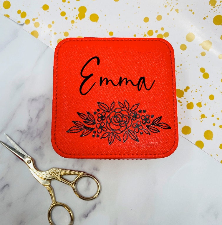 Tolles Schmucketui in rot - personalisiert mit floralem Bouquet und Namen