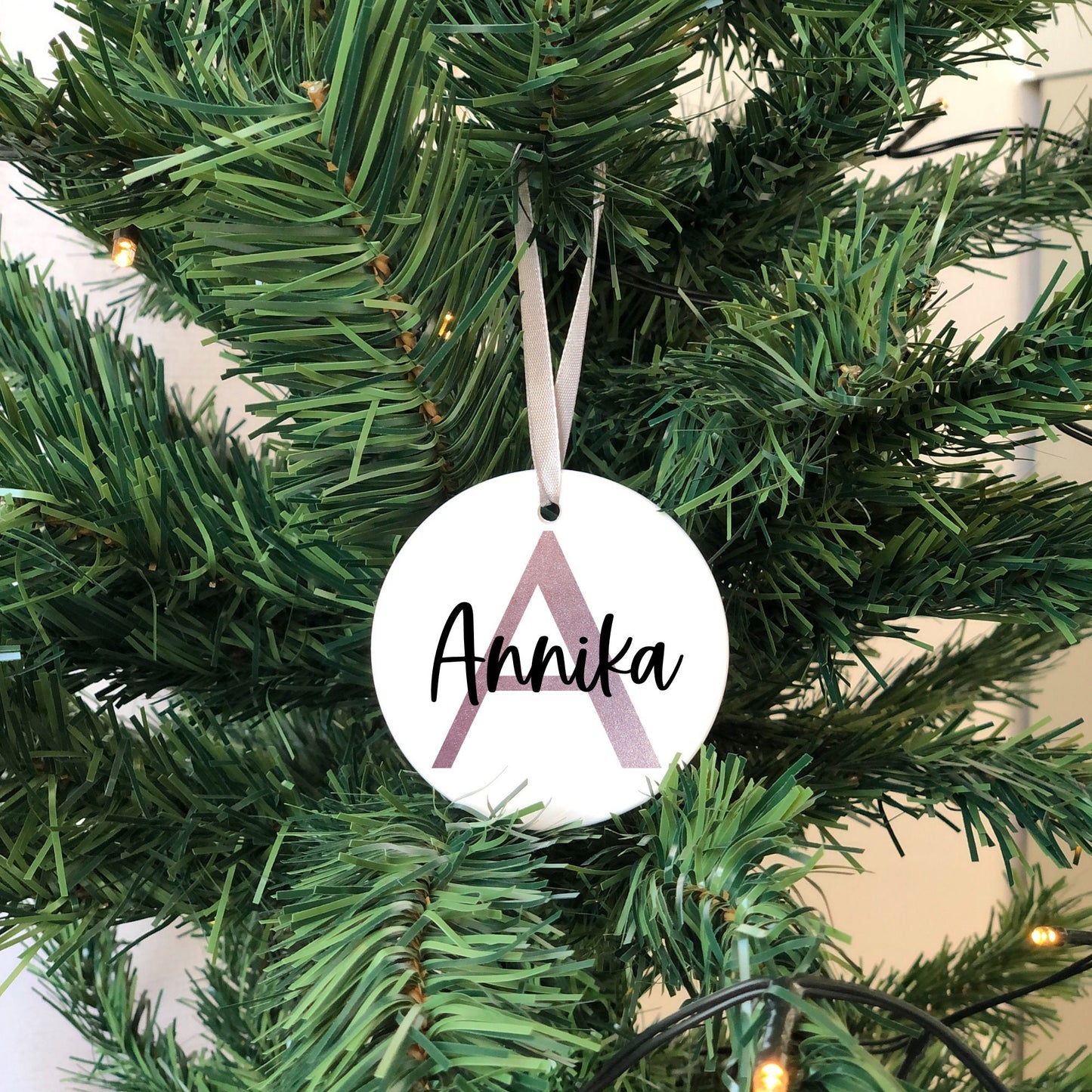 Weihnachtsanhänger Keramik Initial und Name - Anhänger personalisiert mit Namen - Weihnachtskugel Alternative - Geschenkanhänger - 7,5 cm