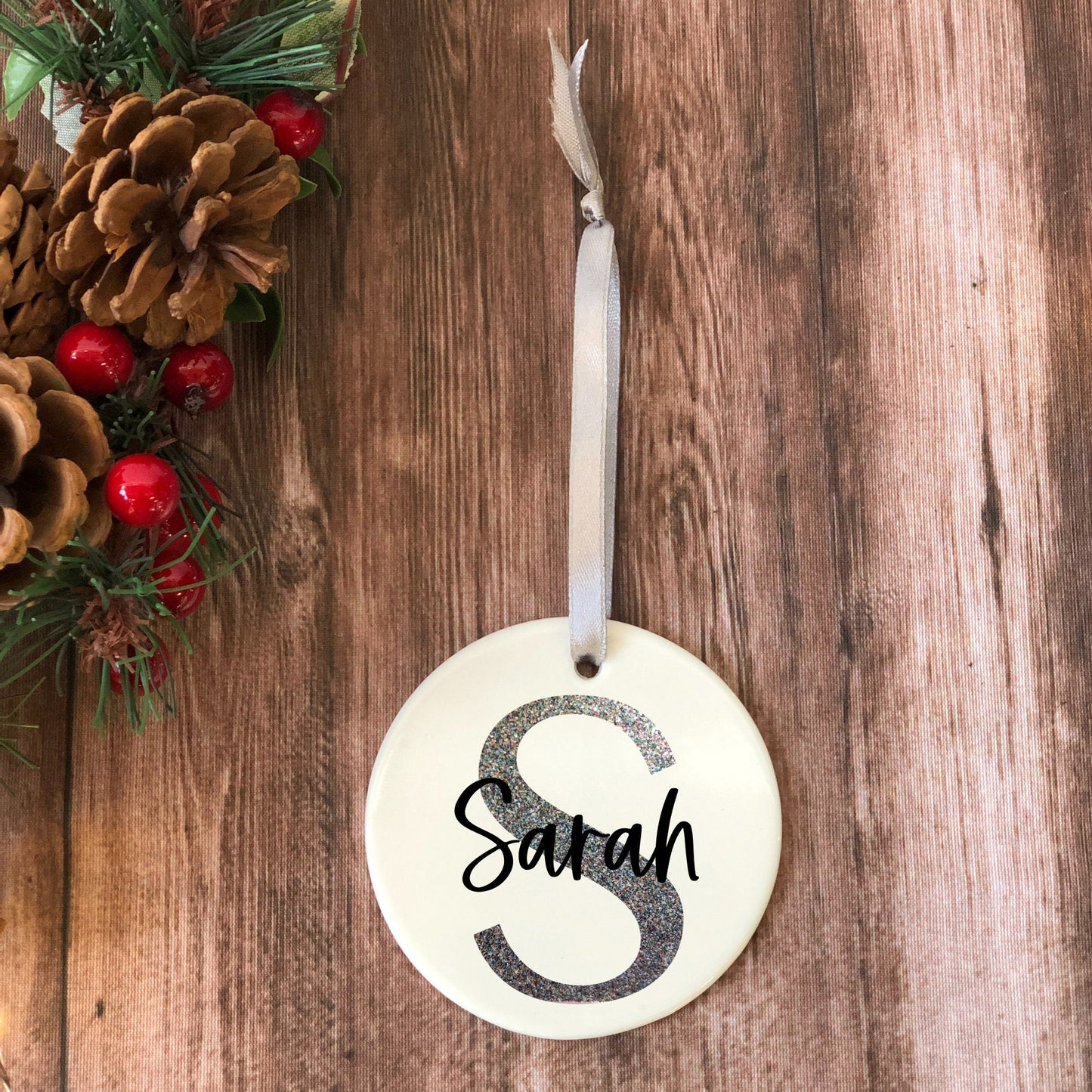 Weihnachtsanhänger Keramik Initial und Name - Anhänger personalisiert mit Namen - Weihnachtskugel Alternative - Geschenkanhänger - 7,5 cm