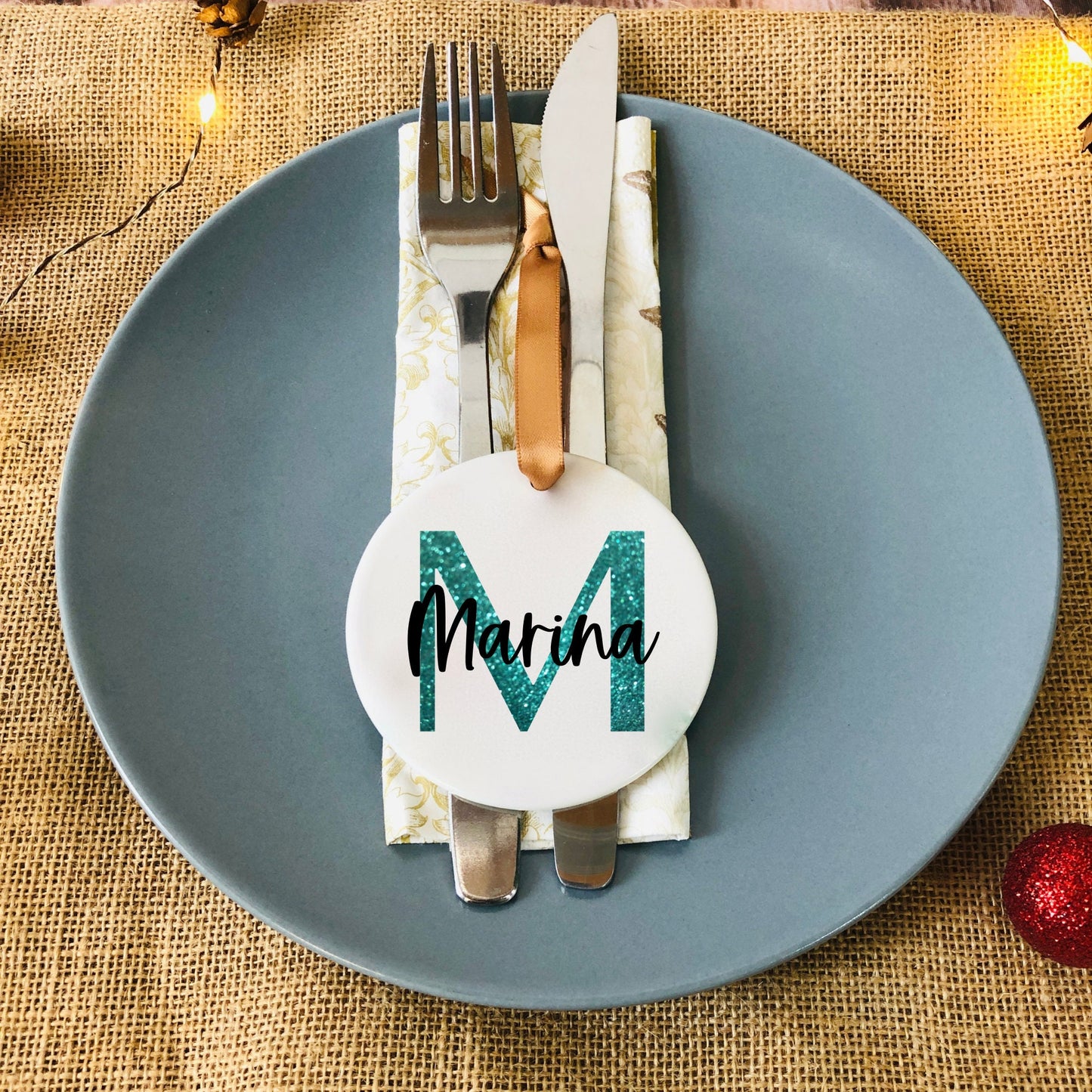 Weihnachtsanhänger Keramik Initial und Name - Anhänger personalisiert mit Namen - Weihnachtskugel Alternative - Geschenkanhänger - 7,5 cm
